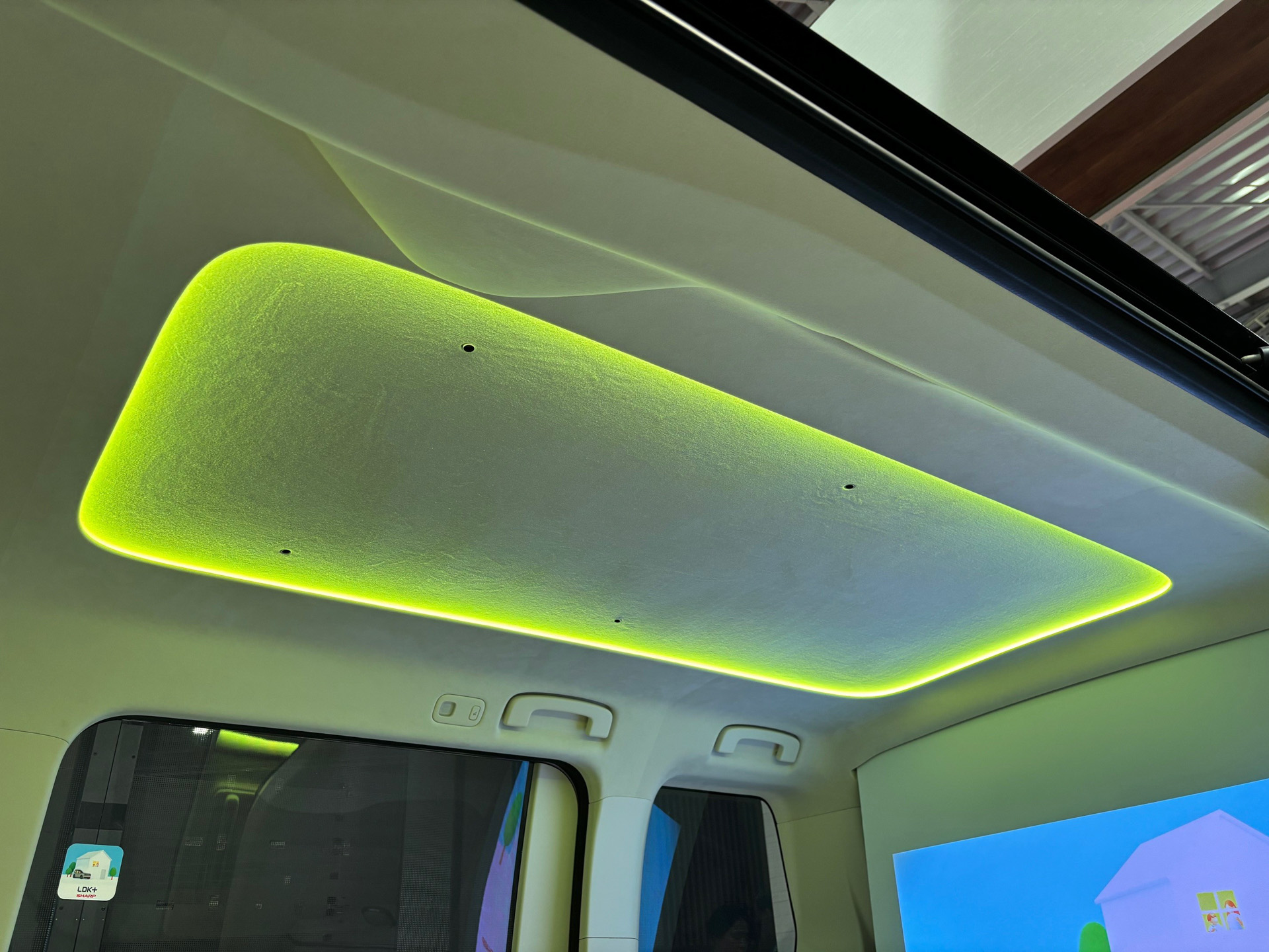 室内天井部分のLED照明。自由に色を変えることができる