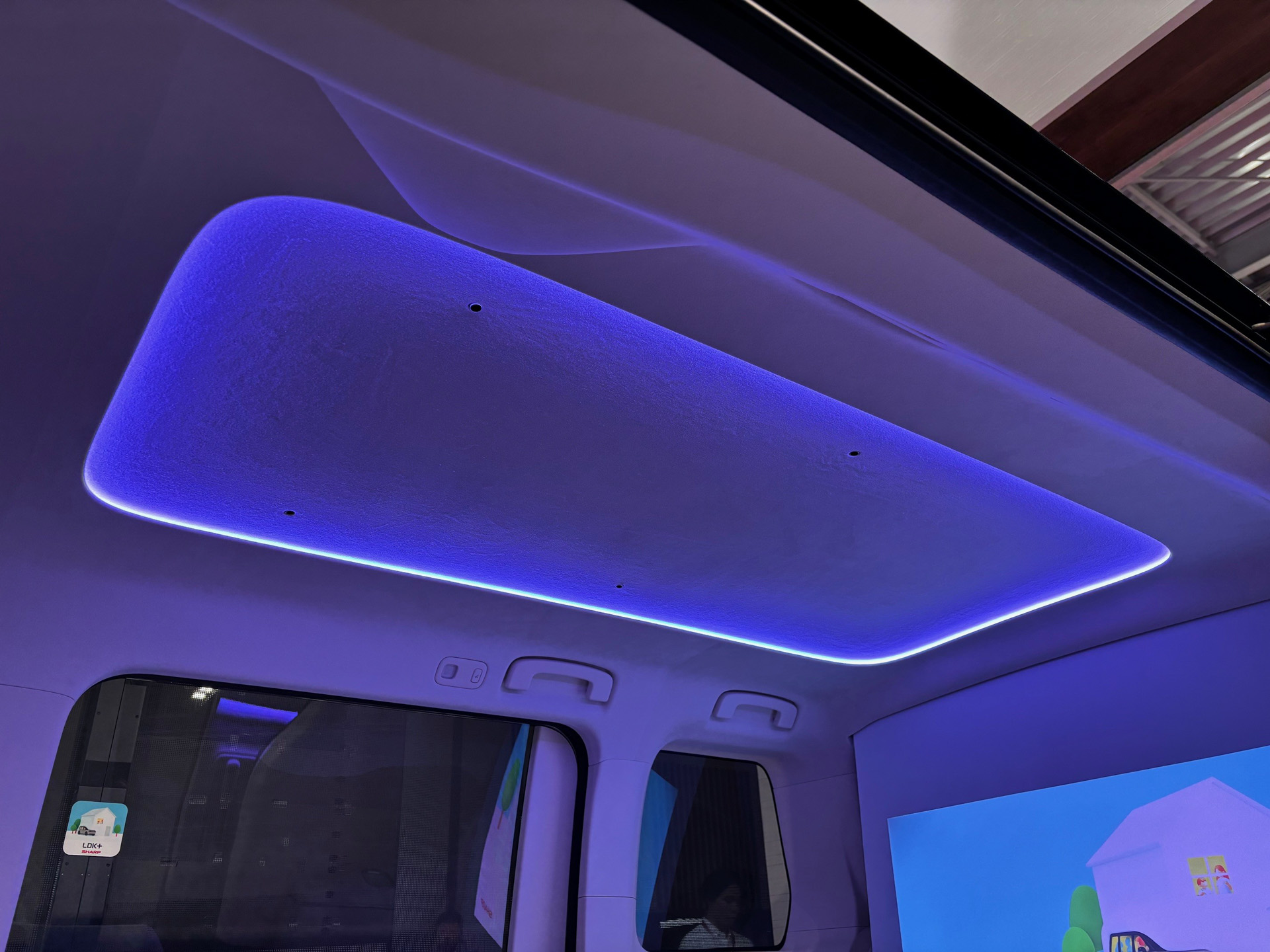 室内天井部分のLED照明。自由に色を変えることができる