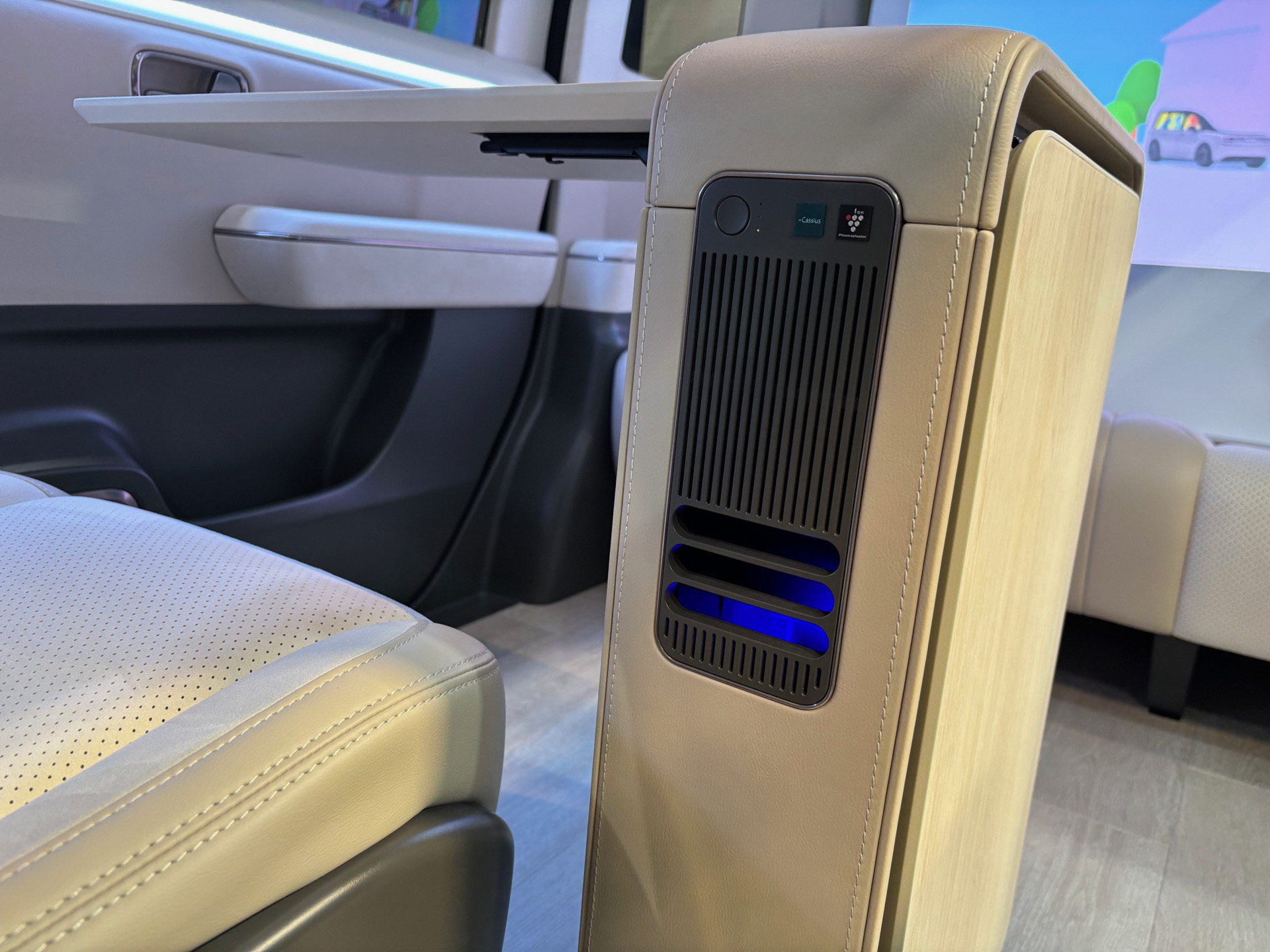 移動するコンソールに組み込まれたプラズマクラスターイオン空気清浄機