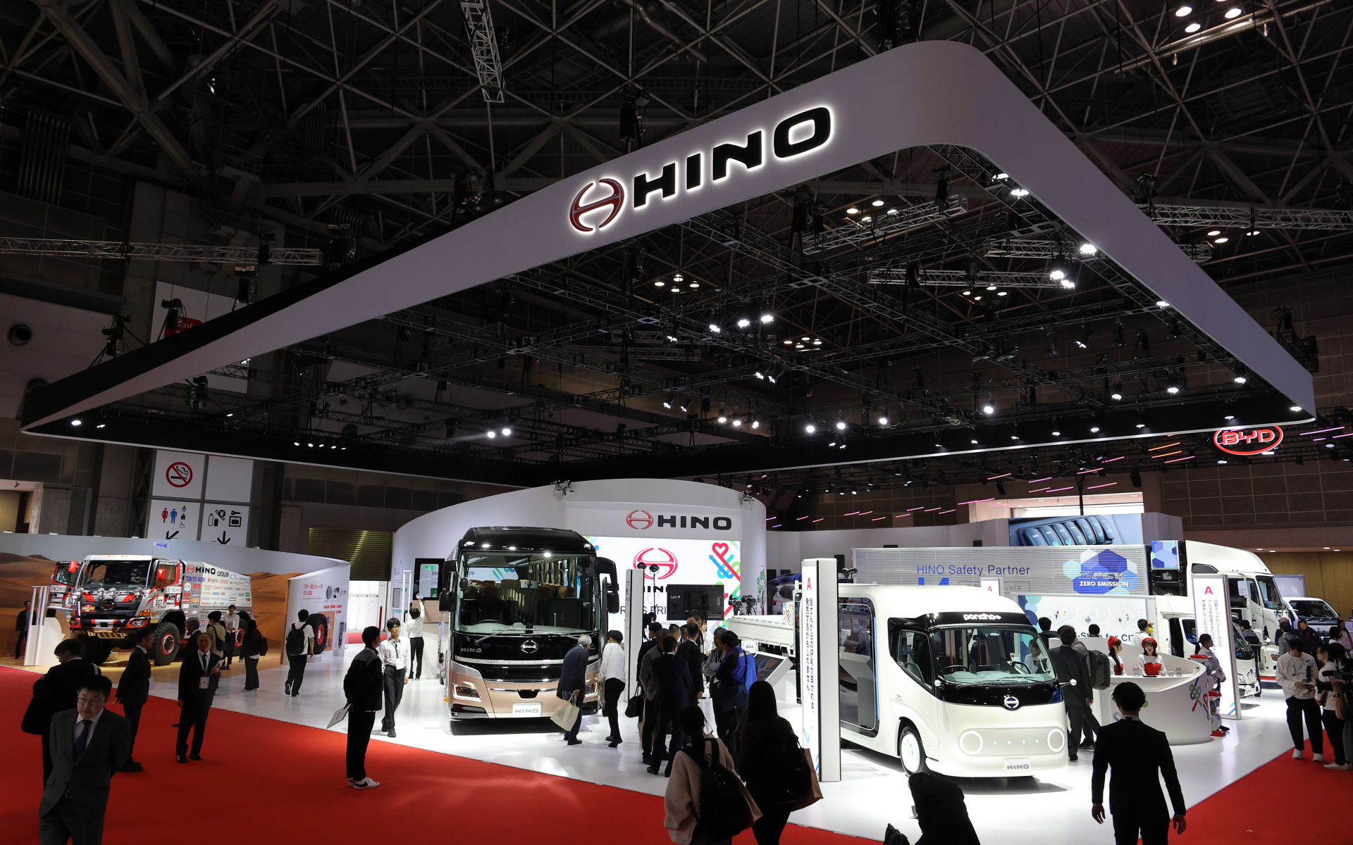 小型BEVトラックベースのコンセプトカー「ポンチョドット」からダカールラリーの参戦車までさまざまな6台を展示した日野自動車ブース。それぞれの乗車体験も可能だ