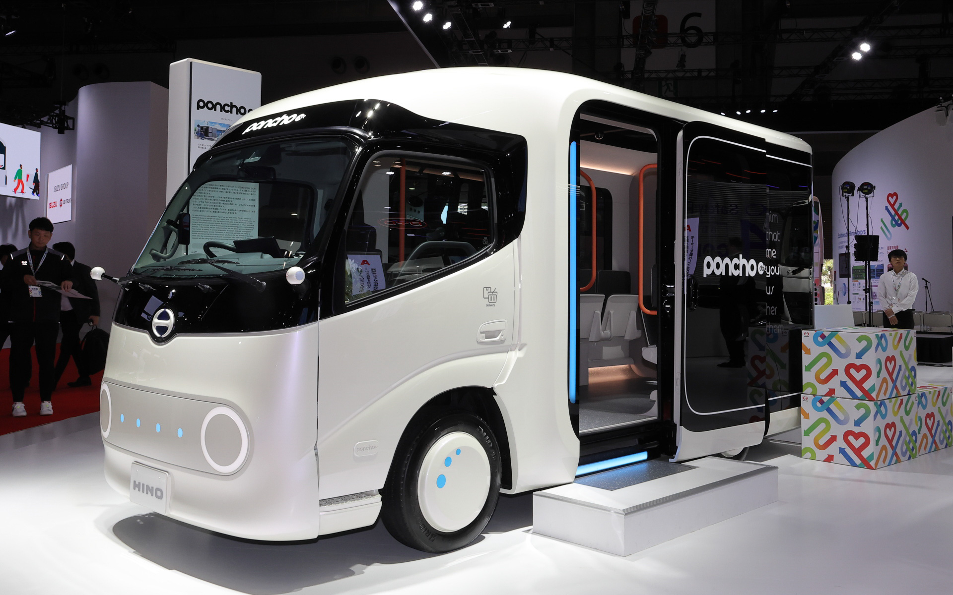 小型BEVトラック「日野デュトロ Z EV」をベースにした地域の移動課題解決に貢献するコンセプトカー「ポンチョドット」
