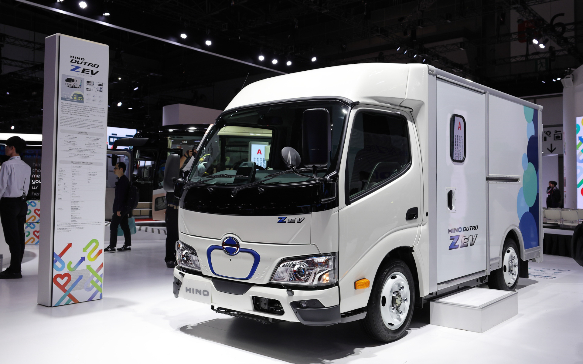 「ポンチョドット」のベースとなった小型BEVトラック「日野デュトロ Z EV」