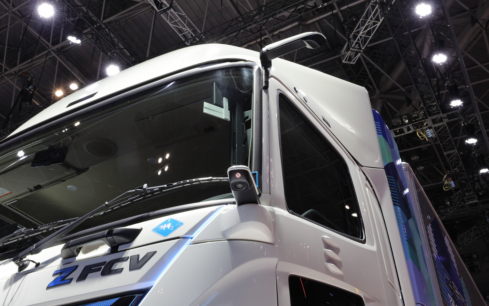 自動運転レベル4を実現するためのカメラが多数装着されている日野プロファイアZ FCV（L4コンセプト 参考出展）