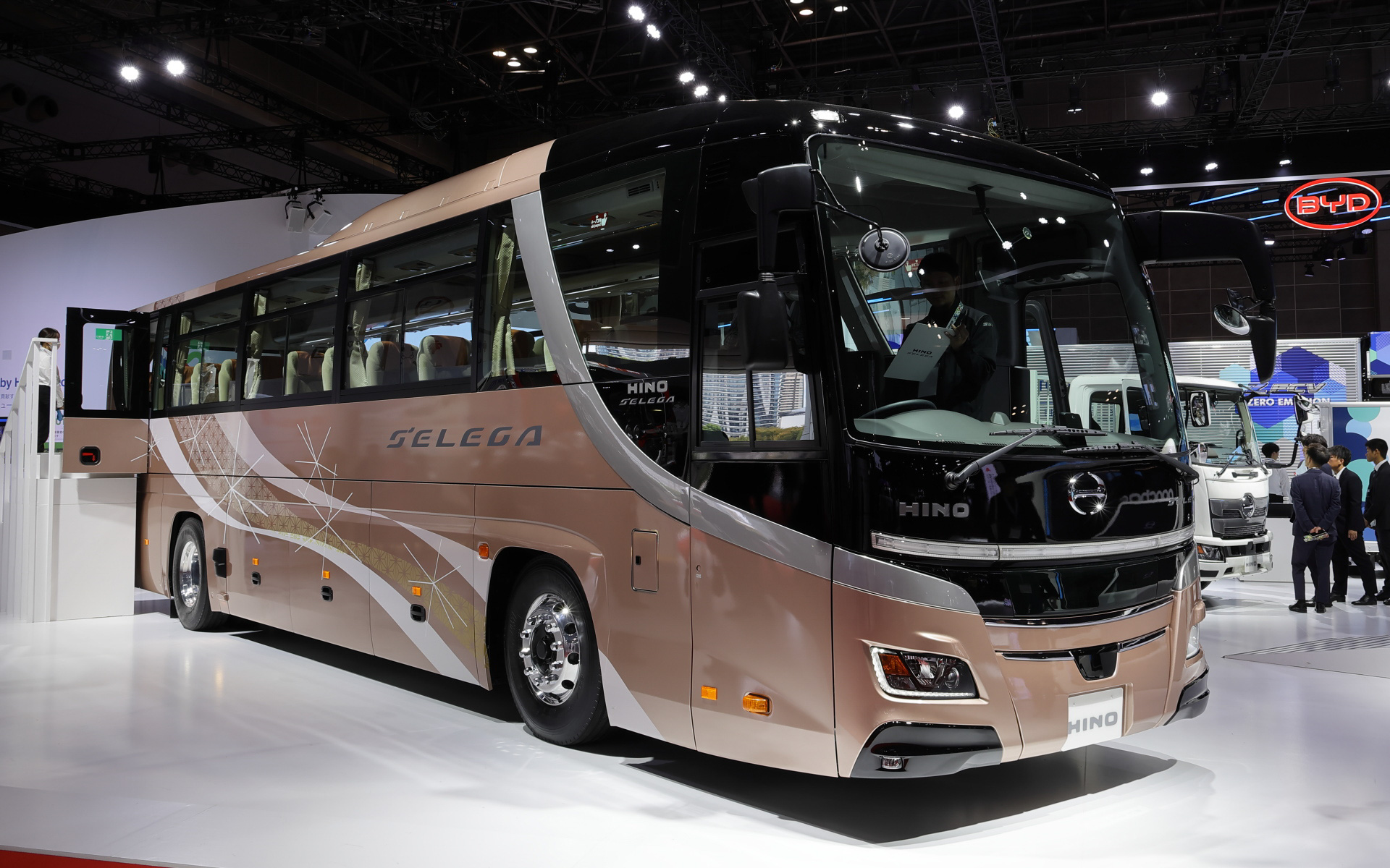 2026年春頃に発売が予定されている大型観光バス「日野セレガ」（参考出展）