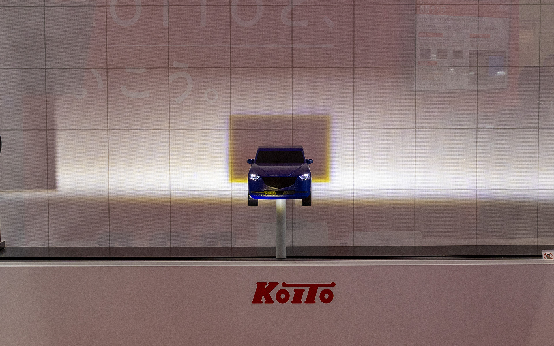 クルマ単体での配光の具合。従来のADBよりピンポイントになっている