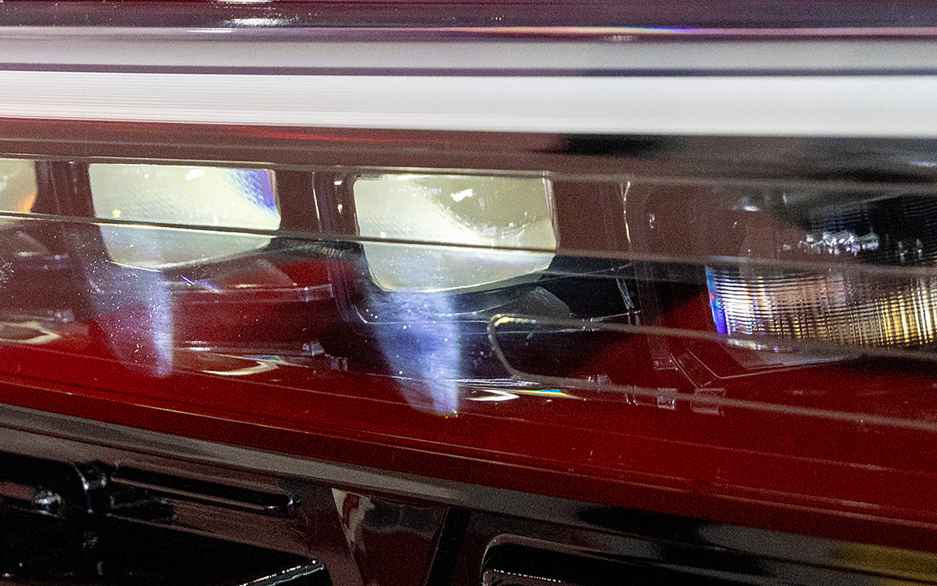 レンズの表面に貼るタイプのヒーターもあったが、過酷な場所で使われるだけに1年ほどで張り替えになることもあった。融雪ランプに使用する熱線は高い耐久性と耐候性を持つものとなる。製品化に時間がかかっているのも使用する部材の選定が難しいからである