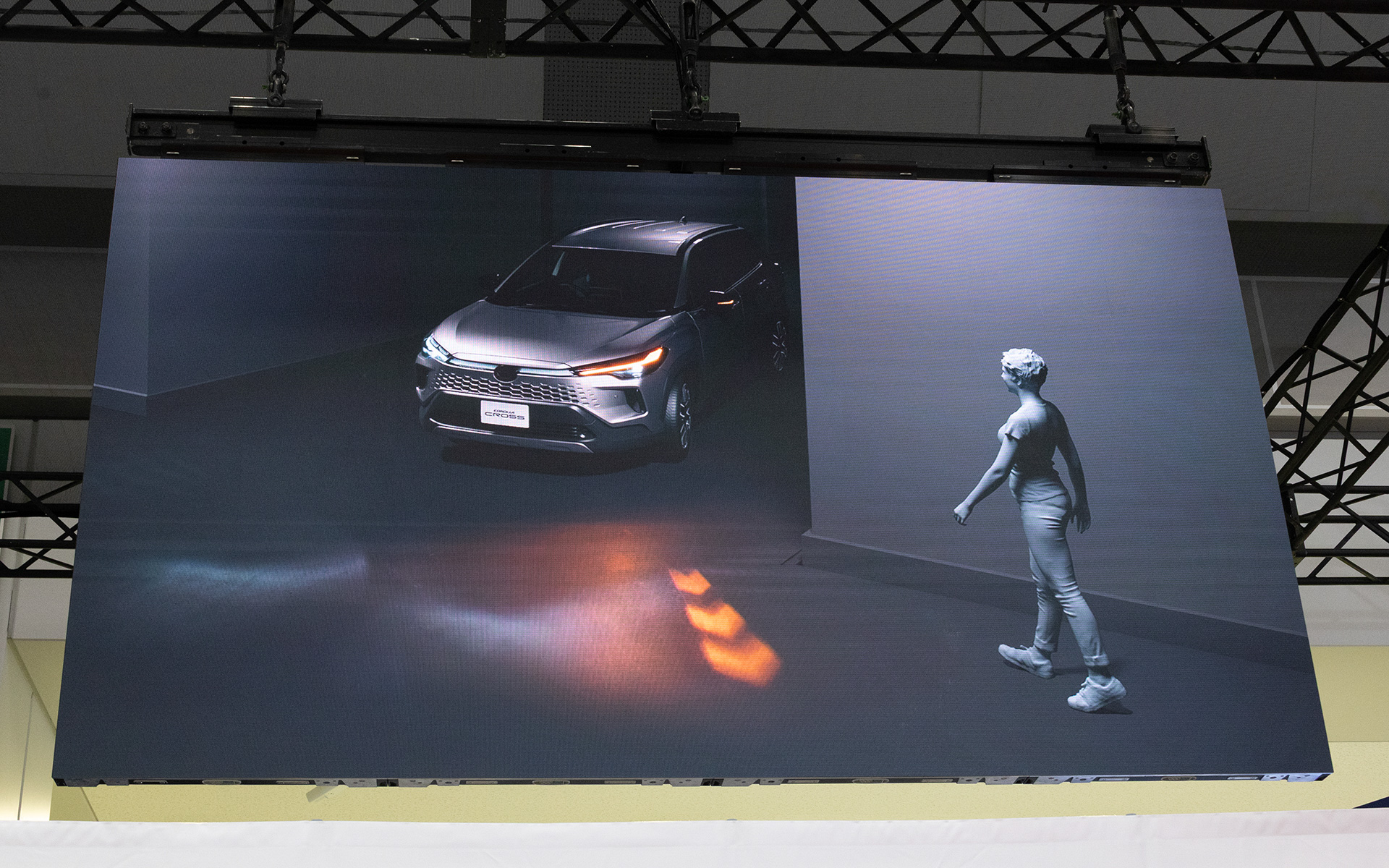 ターンシグナルに連動するランプはシェブロンにすることが法令で決まっている。また現在は夕暮れにならないとシグナルが見えないので、現状よりも10倍ほど明るい光にできるように法制化されることが先週決定したとのこと