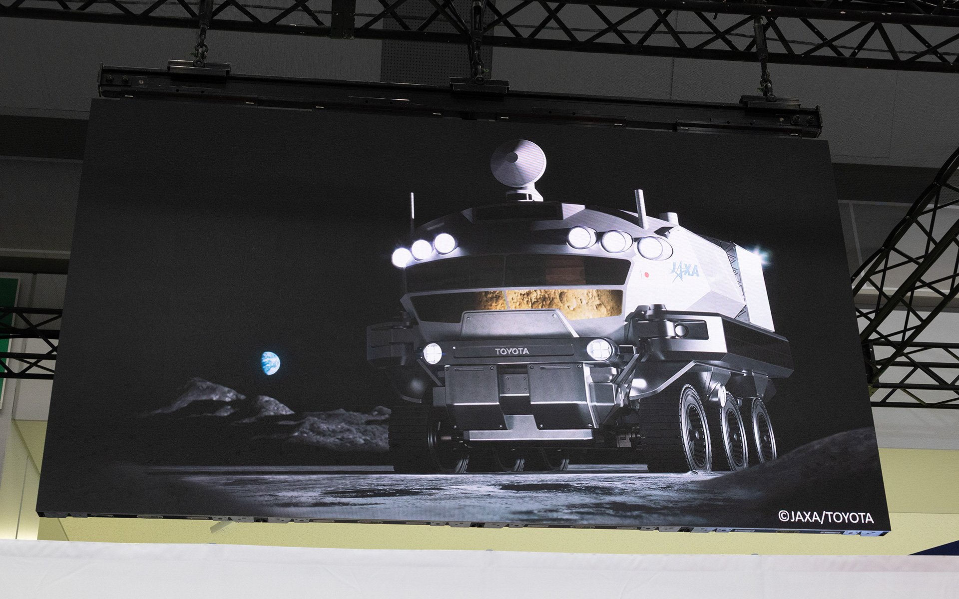 トヨタと小糸製作所がJAXAと研究開発を進める月面探査用の有人与圧ローバー（トヨタ名称はルナクルーザー）向けの船外照明モックアップも展示された