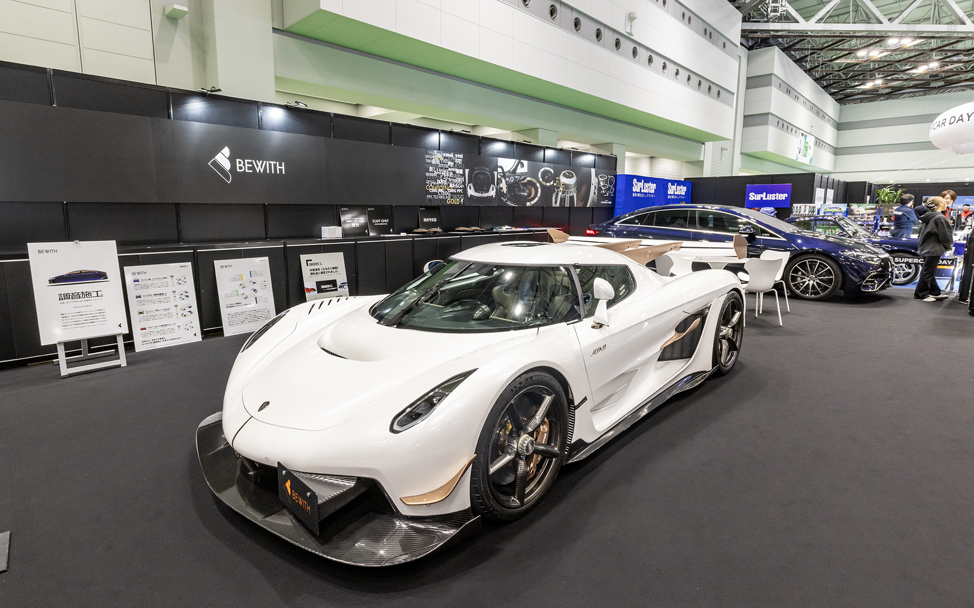 日本に4台しかないというケーニグセグ「ジェスコ」を展示するBEWITH・調音施工ブース