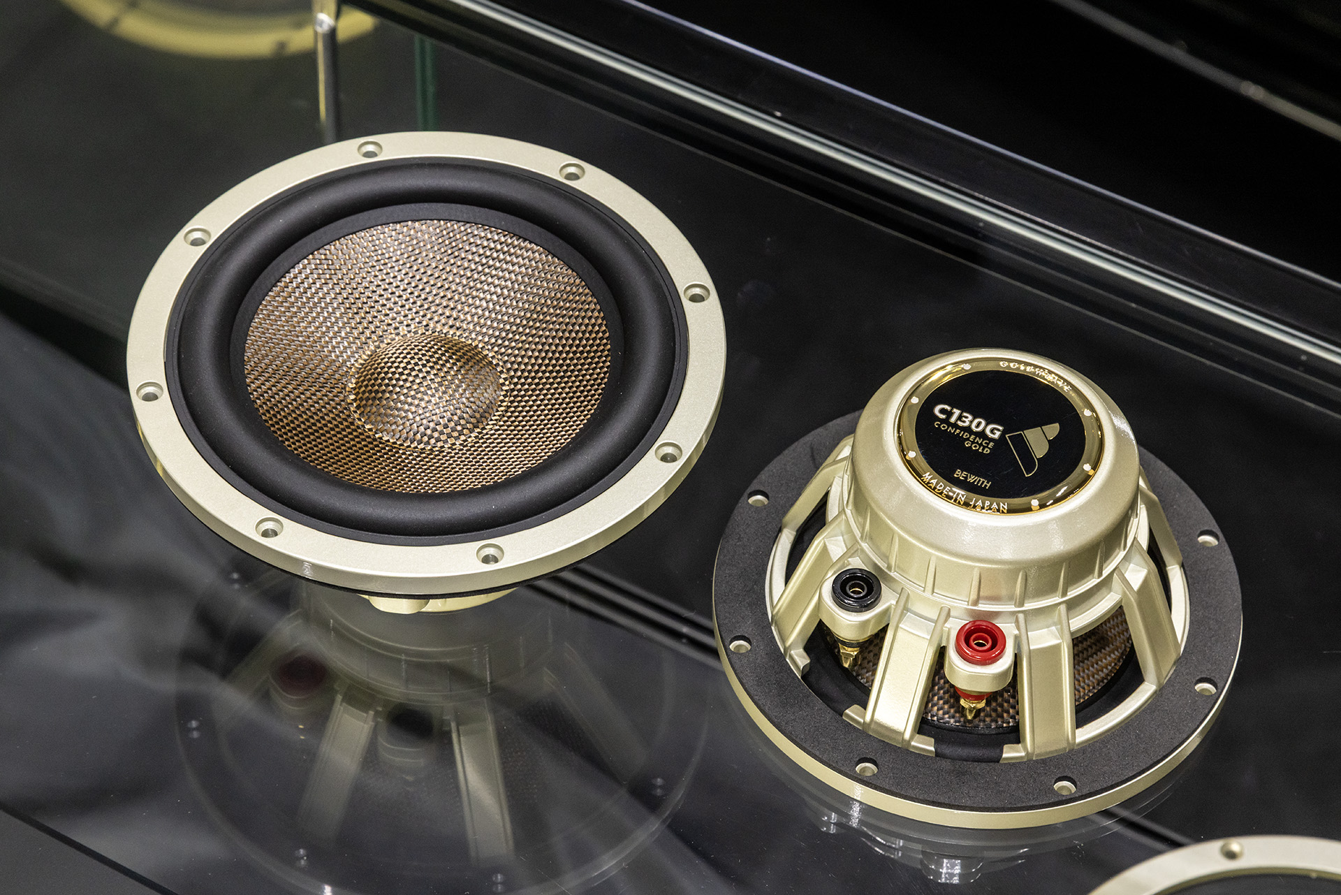 コンフィデンス ゴールド。C165G（左）とC130G