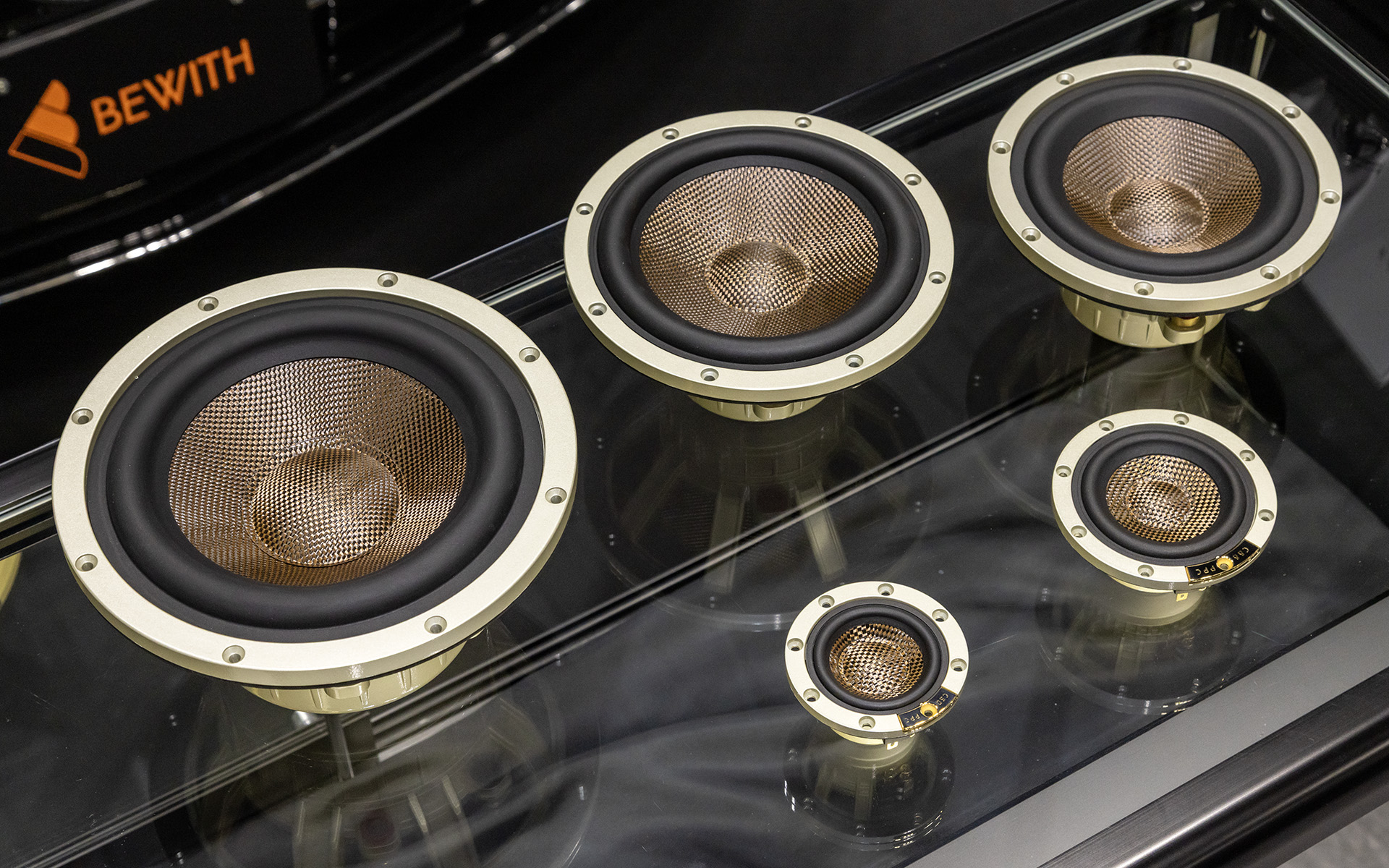 ラインアップ。下2つが偏芯コーンユニットを採用したトゥイーター