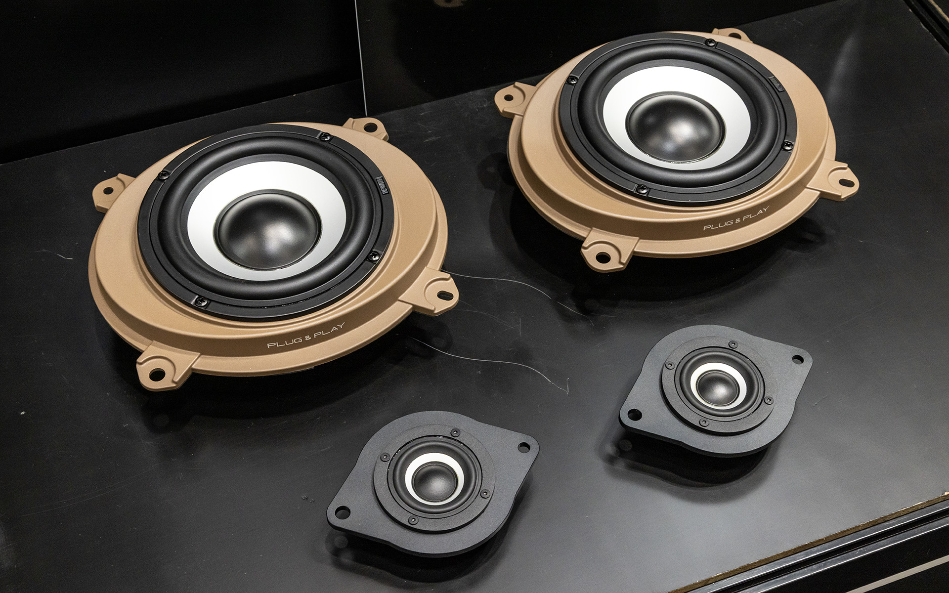 発売予定の純正交換型スピーカーキット「BEWITH Platinum Voice」のトヨタ専用モデル。5cmワイドレンジトゥイーターとt16.5cmウーファーの組み合わせ
