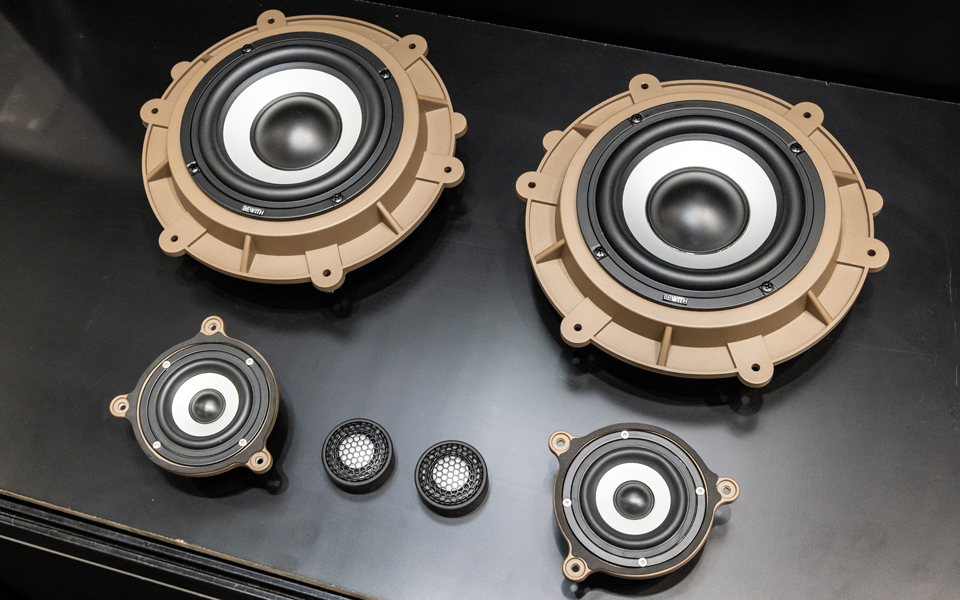 こちらはポルシェ専用モデル。フロントドアの2.5cmドームトゥイーター、8.8cmミッドレンジ、16.5cmウーファーをリプレースする