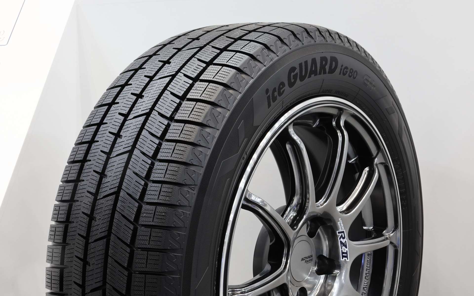 天然由来の吸水素材「水膜バスター」を配合した新開発のコンパウンド使用されているスタッドレスタイヤ「iceGUARD8」