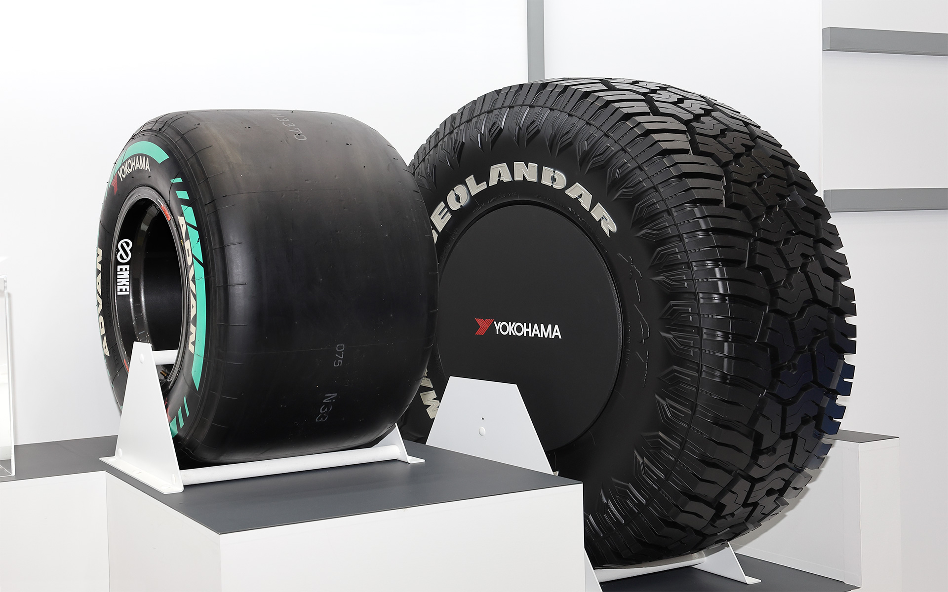 全日本スーパーフォーミュラ選手権に供給されるタイヤ（左）とFIA Extreme H World Cupに供給されたGEOLANDER X-AT（プロトタイプ）（右）