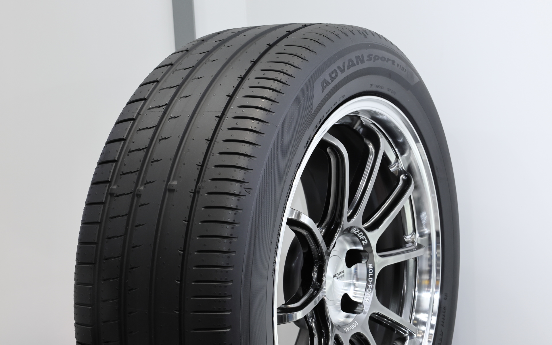 「ADVAN Sport V107」のコンセプトタイヤ