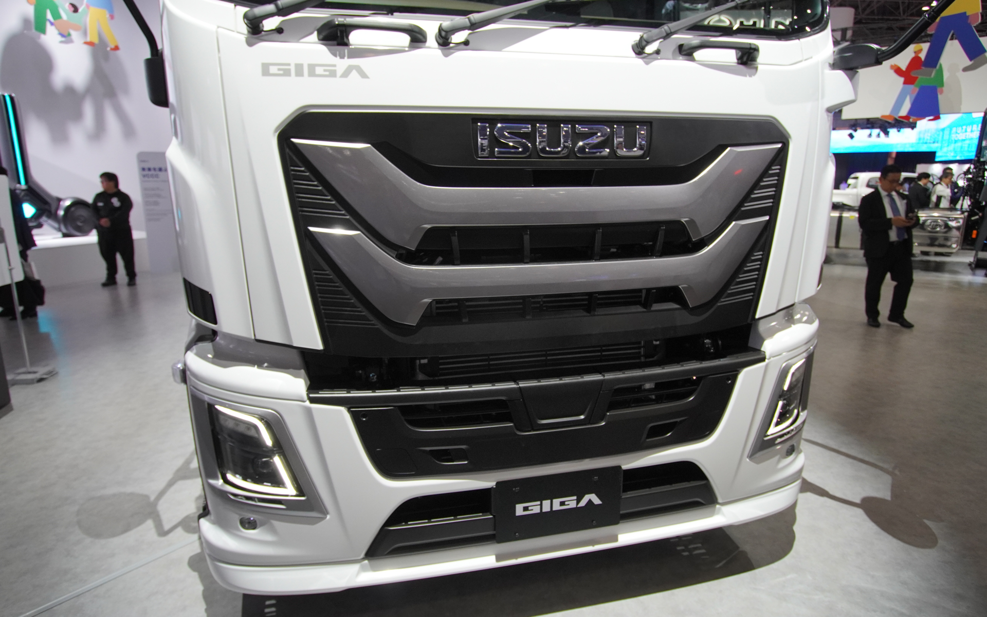 フロントフェイスが新しくなり、中型トラックのフォワード、小型トラックのエルフともデザインの統一性を持たせたという