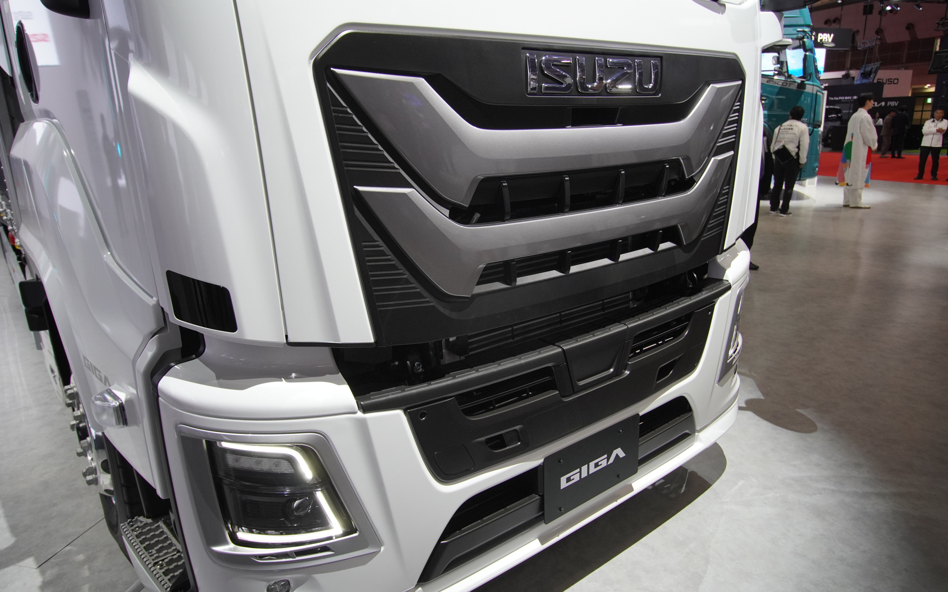 ヘッドライトも新デザイン