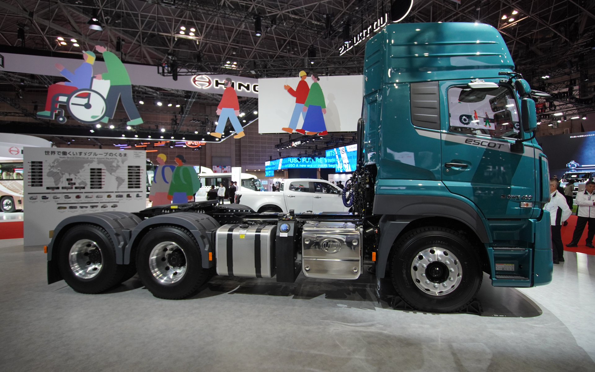 世界初公開となる新興国向けの大型トラック「Quester」