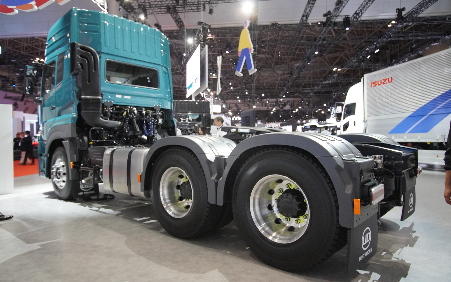 世界初公開となる新興国向けの大型トラック「Quester」