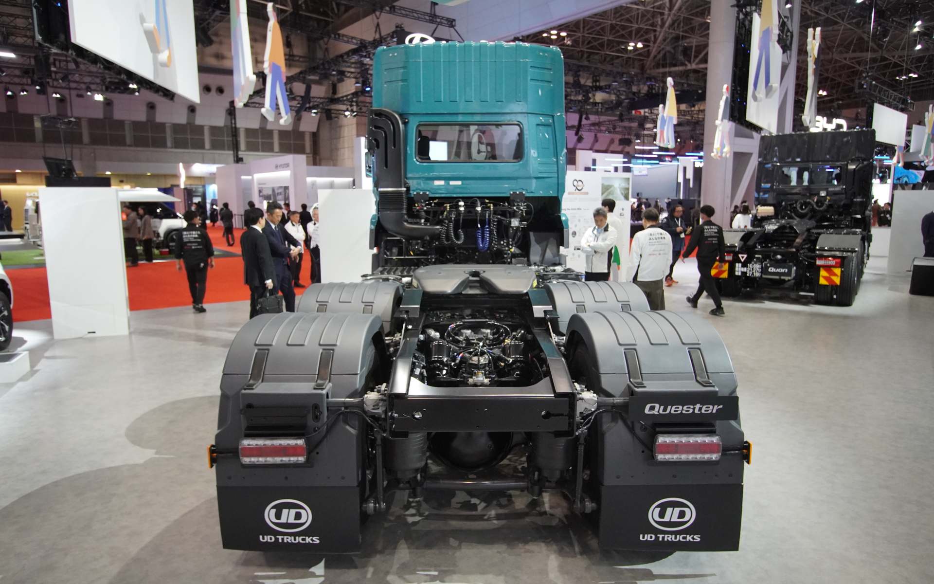 世界初公開となる新興国向けの大型トラック「Quester」