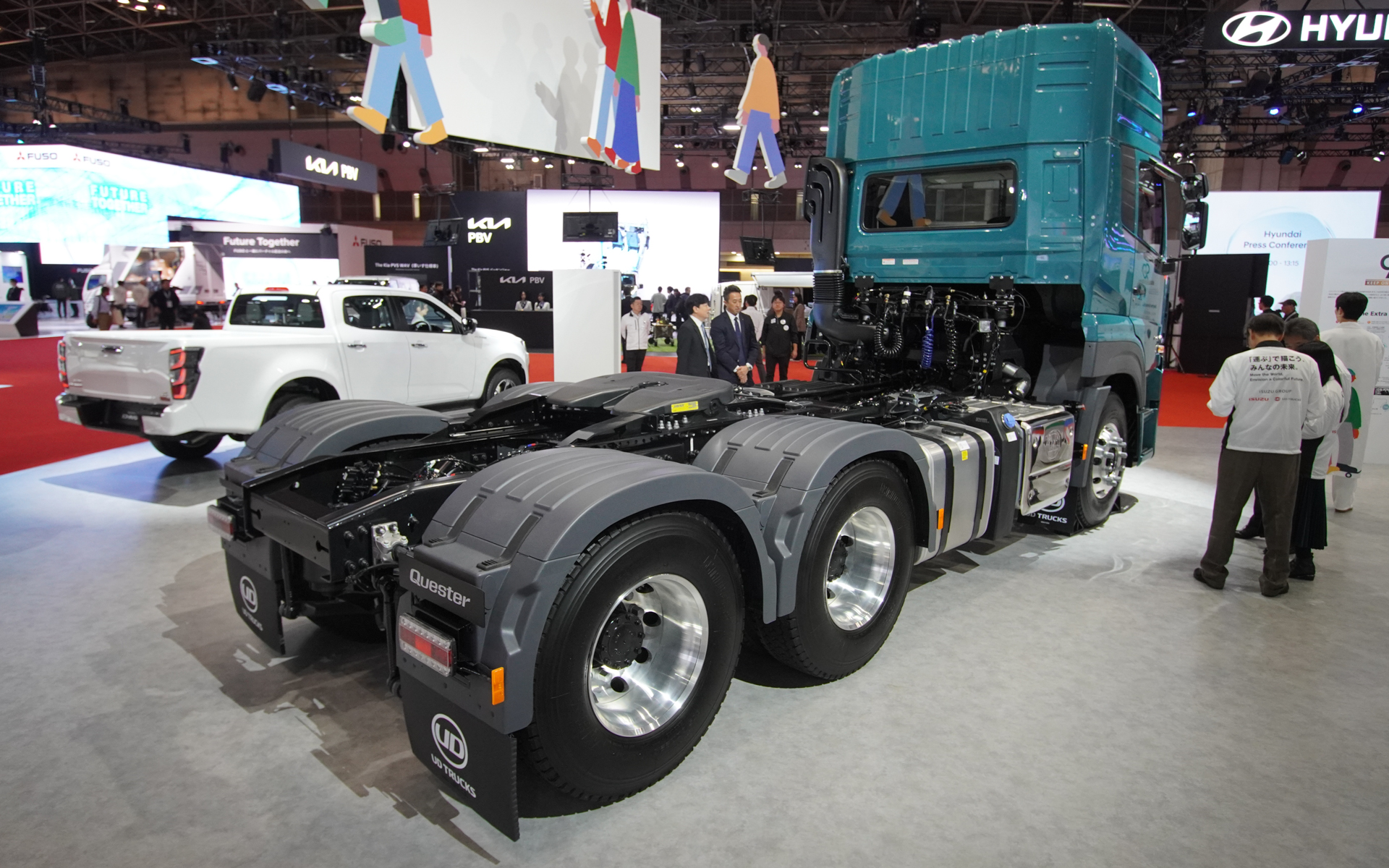 世界初公開となる新興国向けの大型トラック「Quester」
