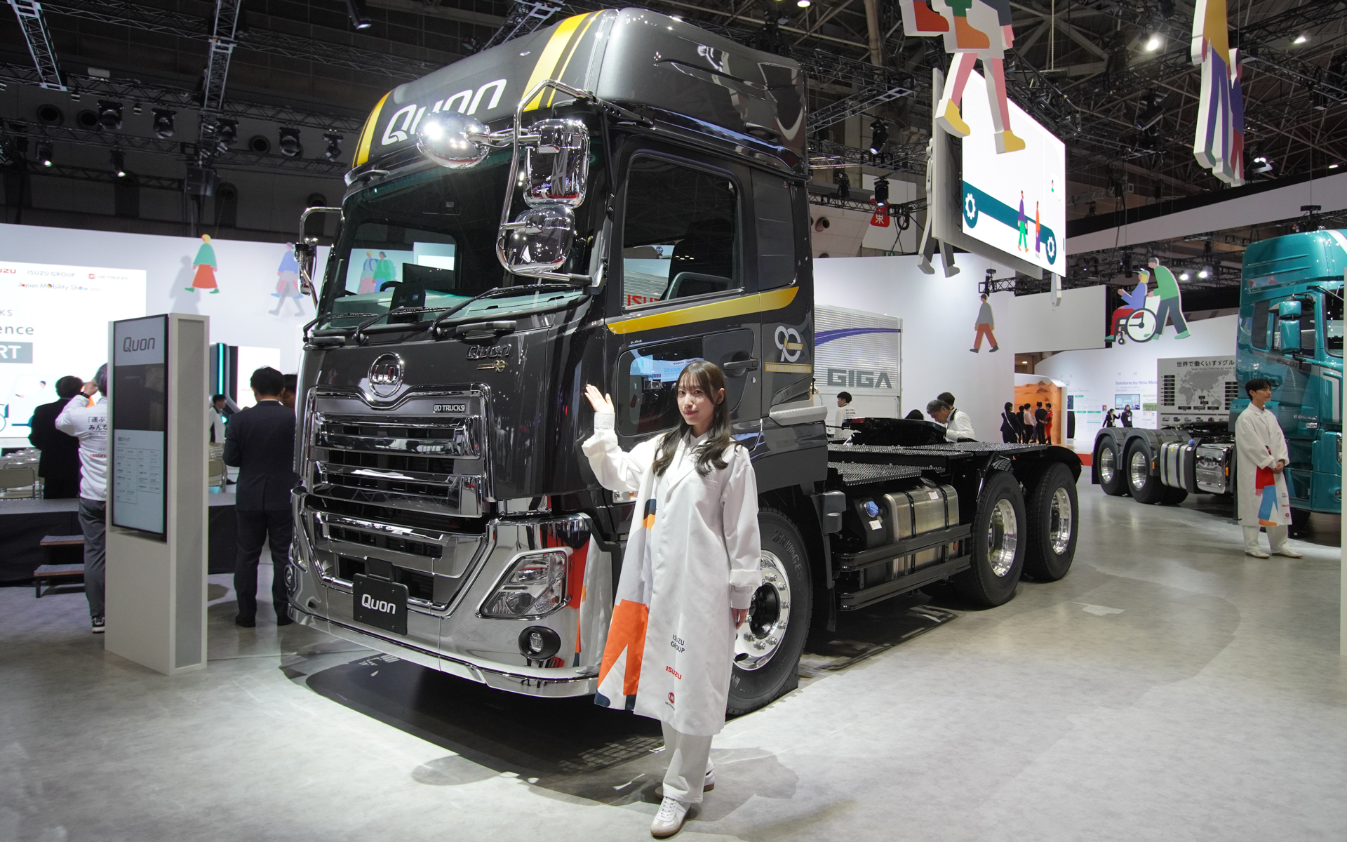 「Quon GW 6×4」のUDトラックス90周年記念パッケージ車