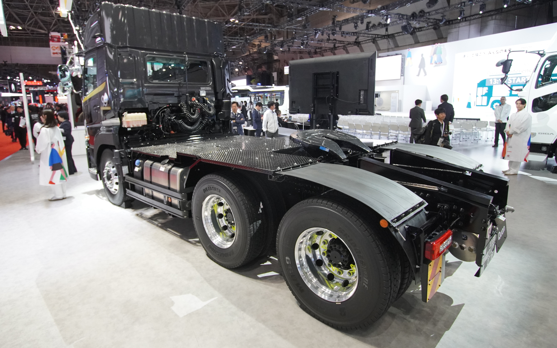 「Quon GW 6×4」のUDトラックス90周年記念パッケージ車