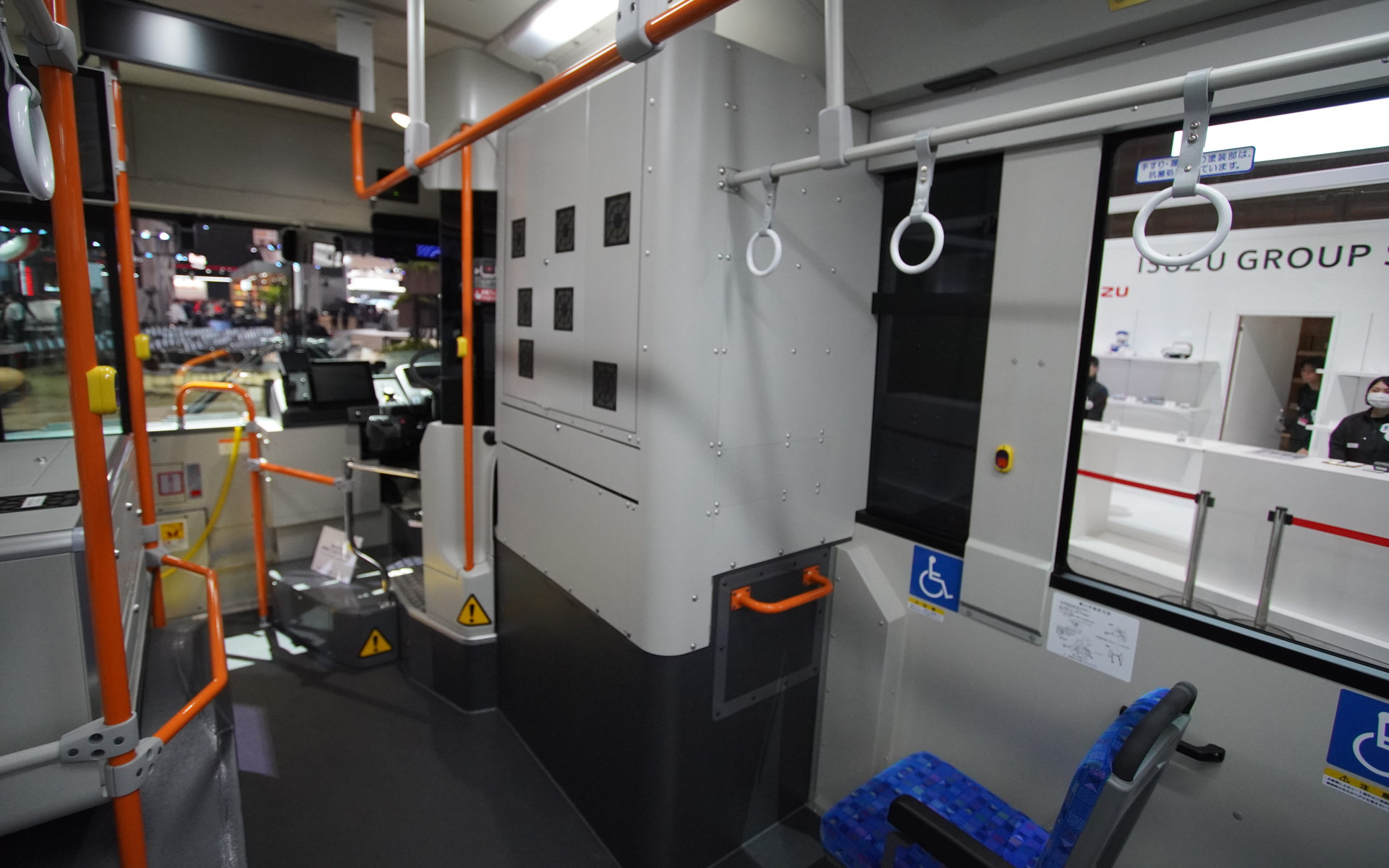 運転席後ろに自動運転のための機器類を収納