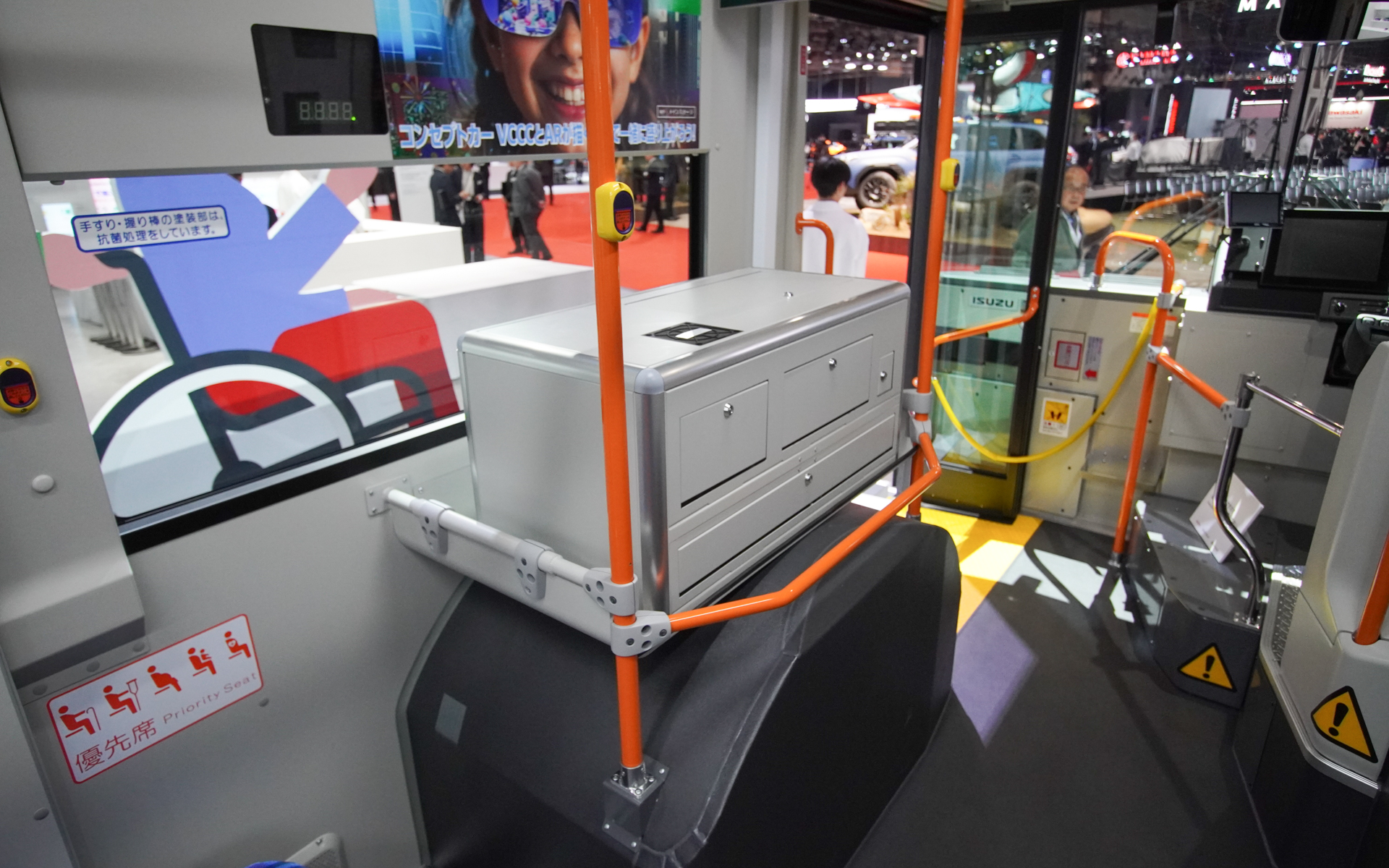 左側前輪上にも機器類