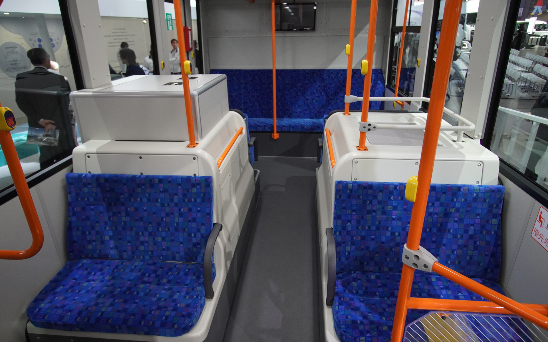 さらに左後輪上にも機器