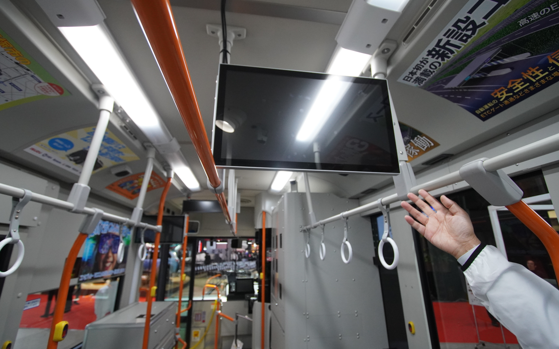 走行状態などの情報はディスプレイに表示する