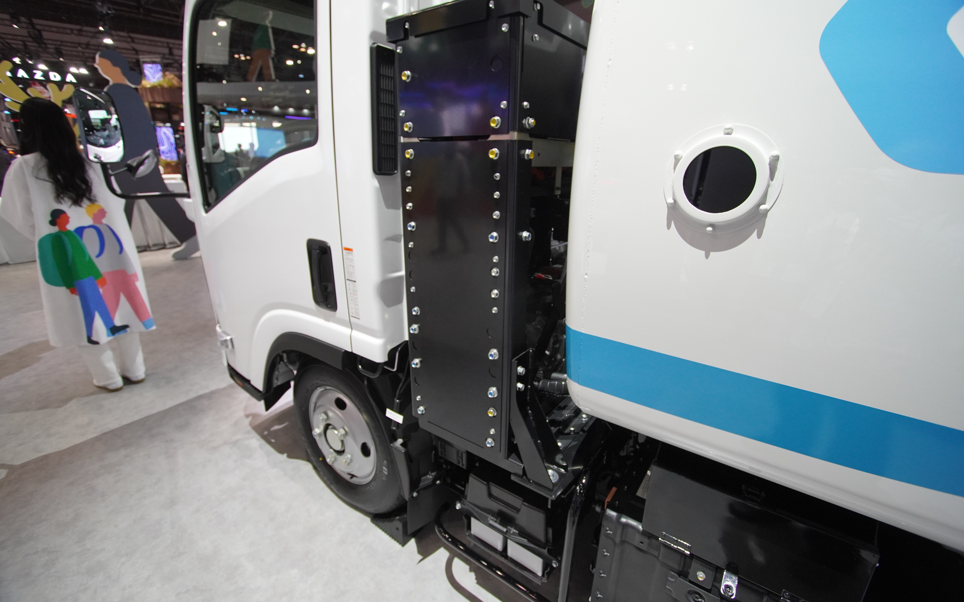 動力を取り出すPTO装置がないため、電動で油圧ポンプを回してごみ収集の荷台を動かす。油圧で駆動するため、現在ある架装装備がそのまま使える。ただし、油圧を作る部分のスペースが必要なため、今後、小型化していく