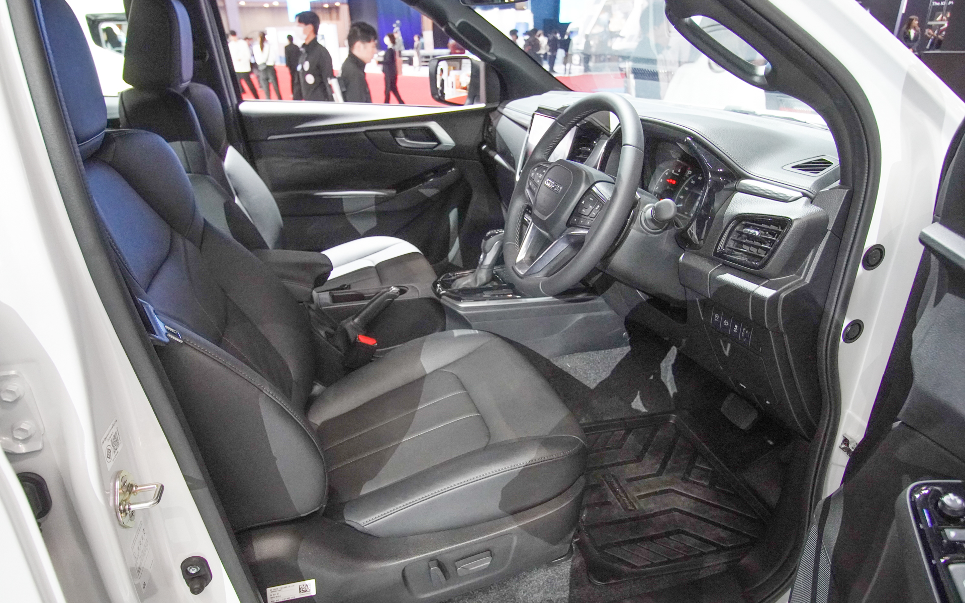 D-MAXの室内。タイ製で左側通行圏でも販売されるため右ハンドルを用意