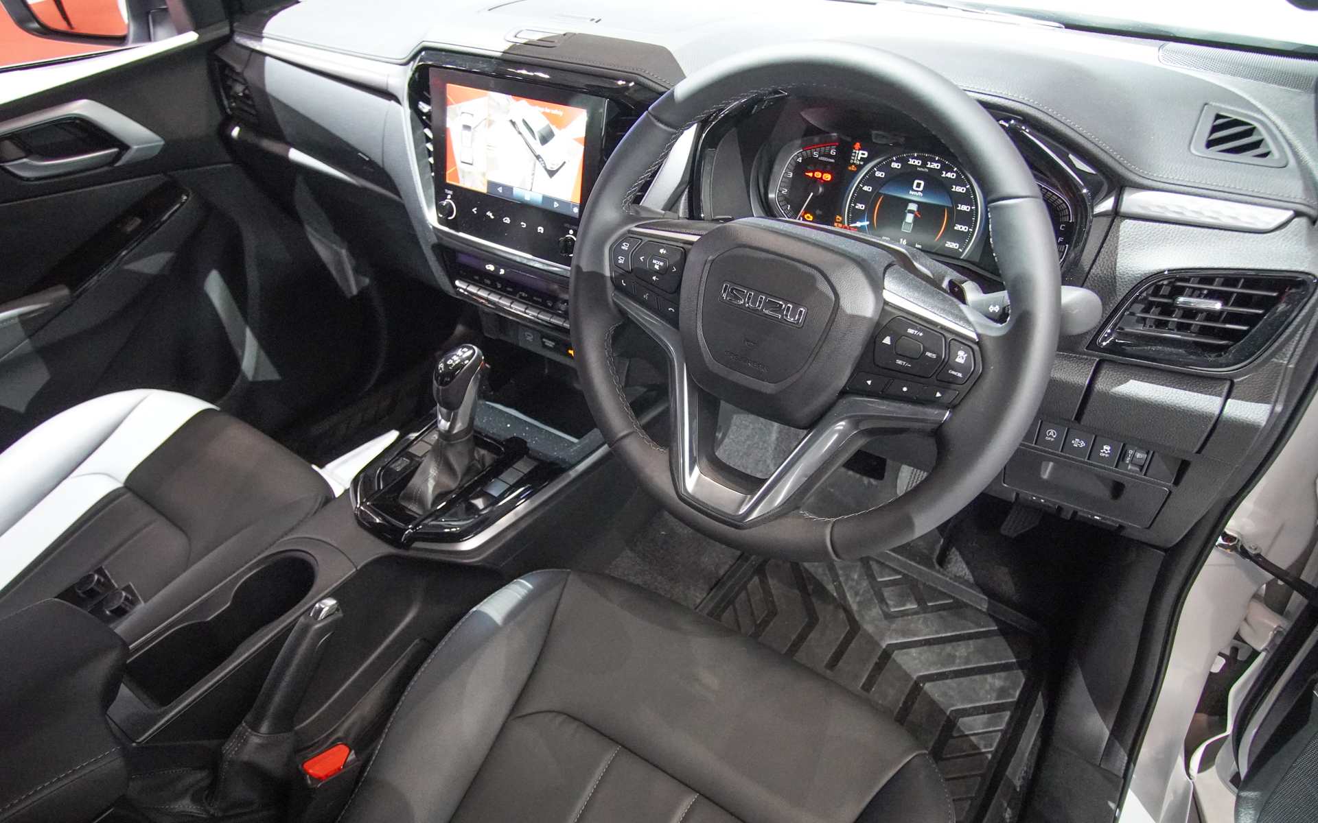 D-MAXの室内。タイ製で左側通行圏でも販売されるため右ハンドルを用意