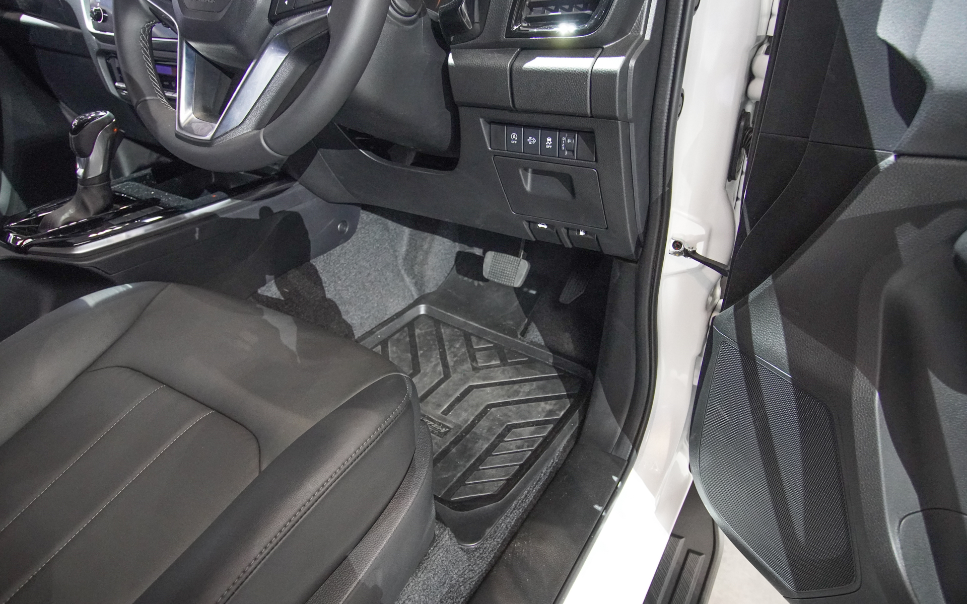 D-MAXの室内。タイ製で左側通行圏でも販売されるため右ハンドルを用意