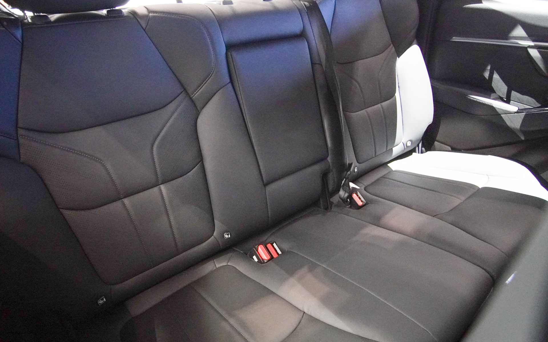 D-MAXの室内。タイ製で左側通行圏でも販売されるため右ハンドルを用意