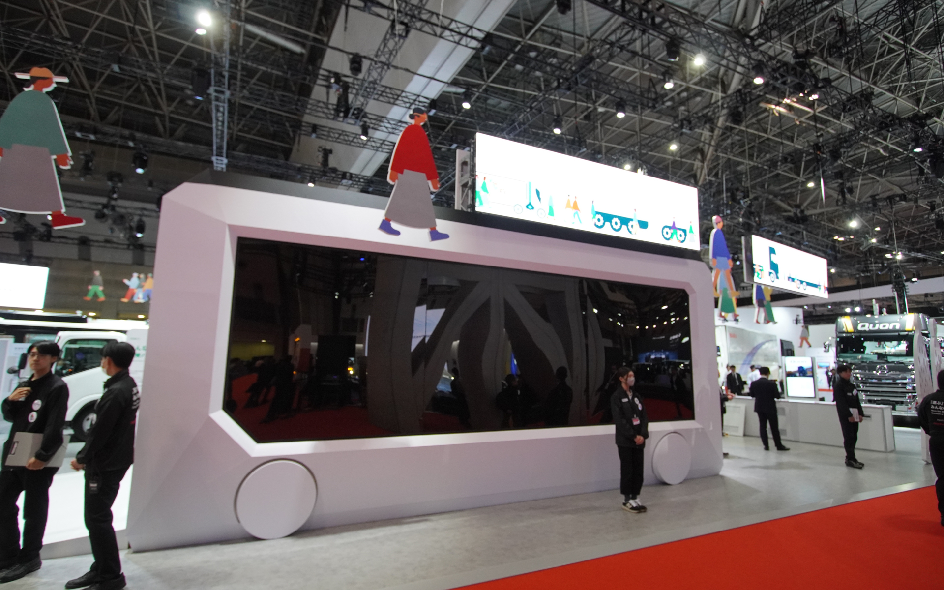 いすゞグループのブースではさまざまなコンテンツを用意。これは「みんなの未来バス」で車内で美術館などのシーンを体験できる