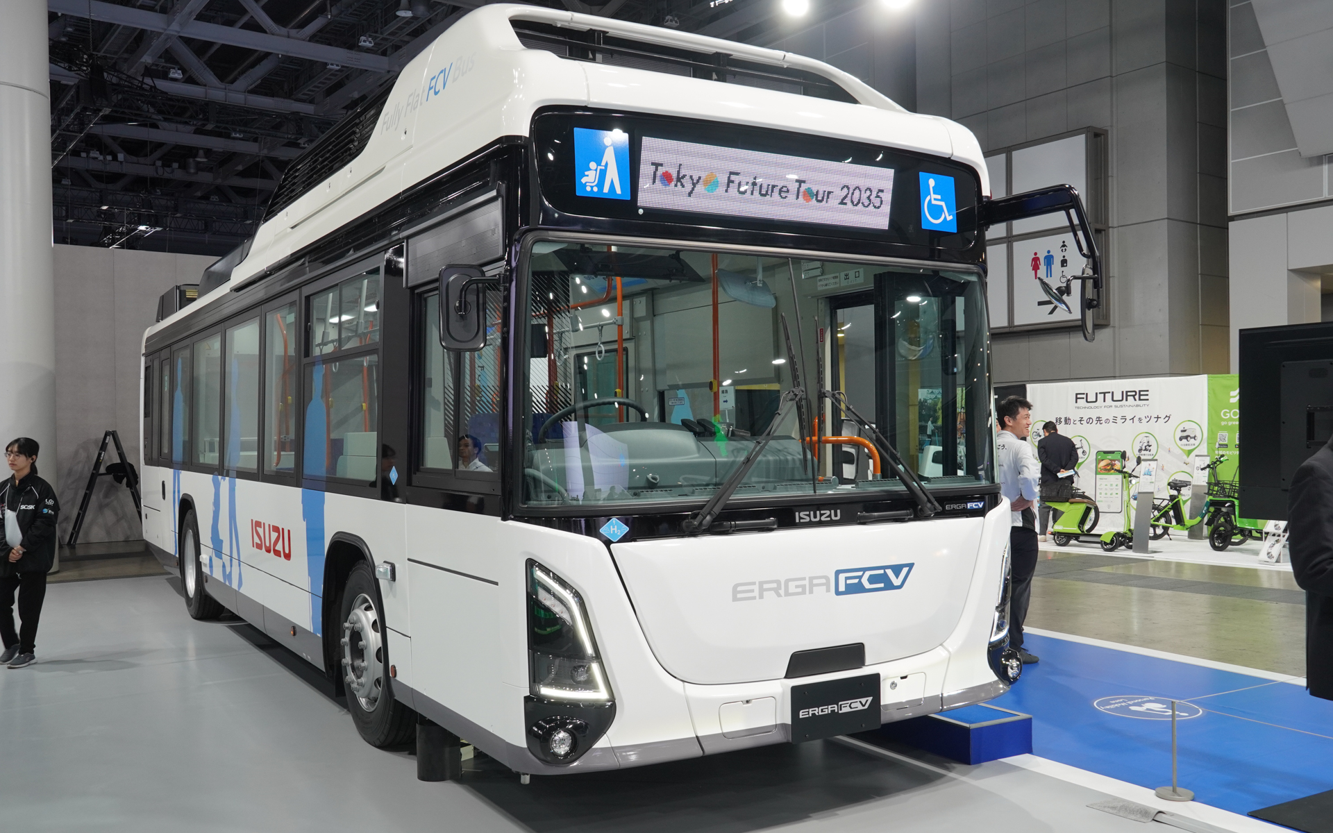 いすゞグループのブースではないが、10年後の人とモビリティの生活を描く展示「Tokyo Future Tour 2035」で並ぶ「エルガFCV」