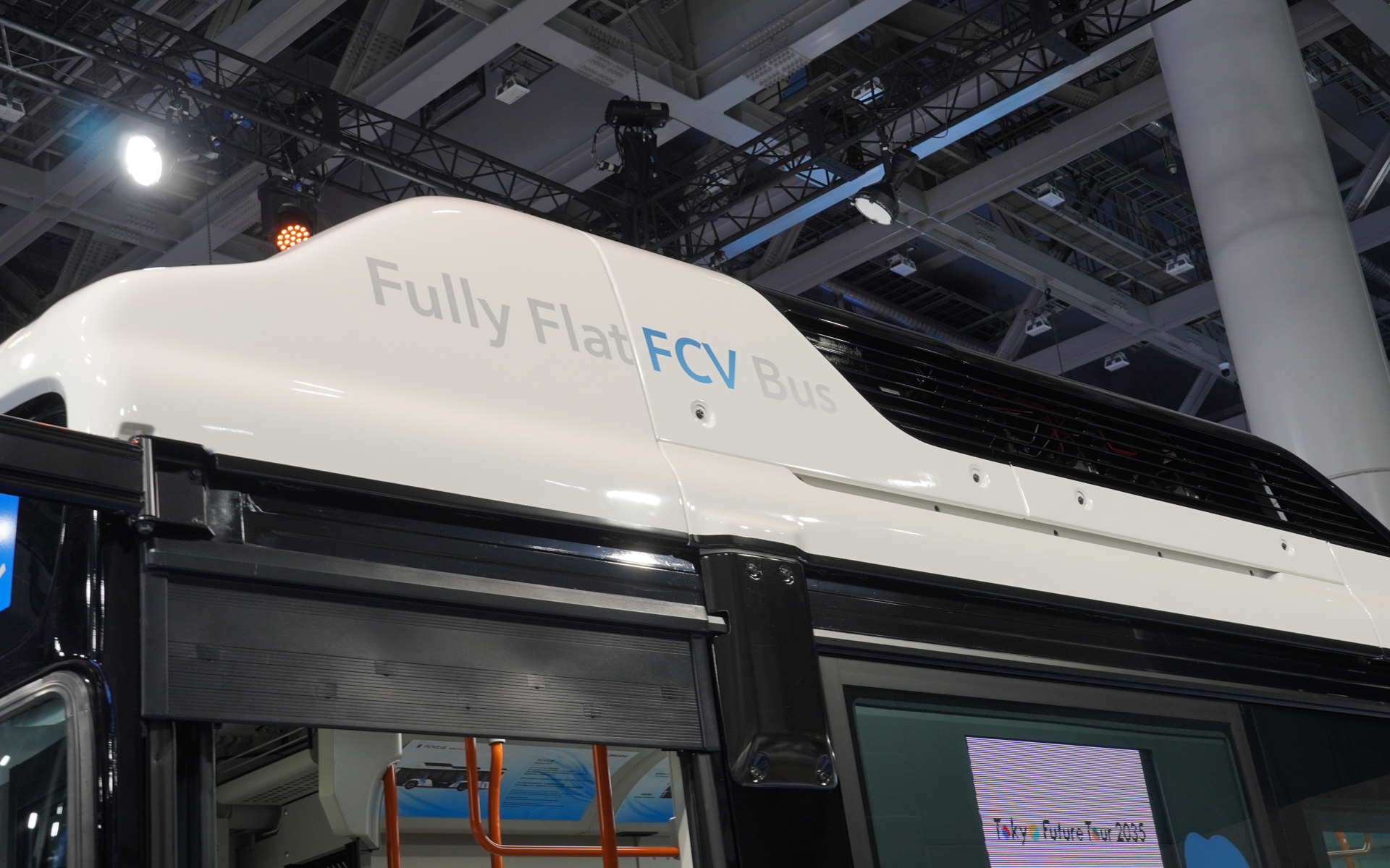 いすゞグループのブースではないが、10年後の人とモビリティの生活を描く展示「Tokyo Future Tour 2035」で並ぶ「エルガFCV」