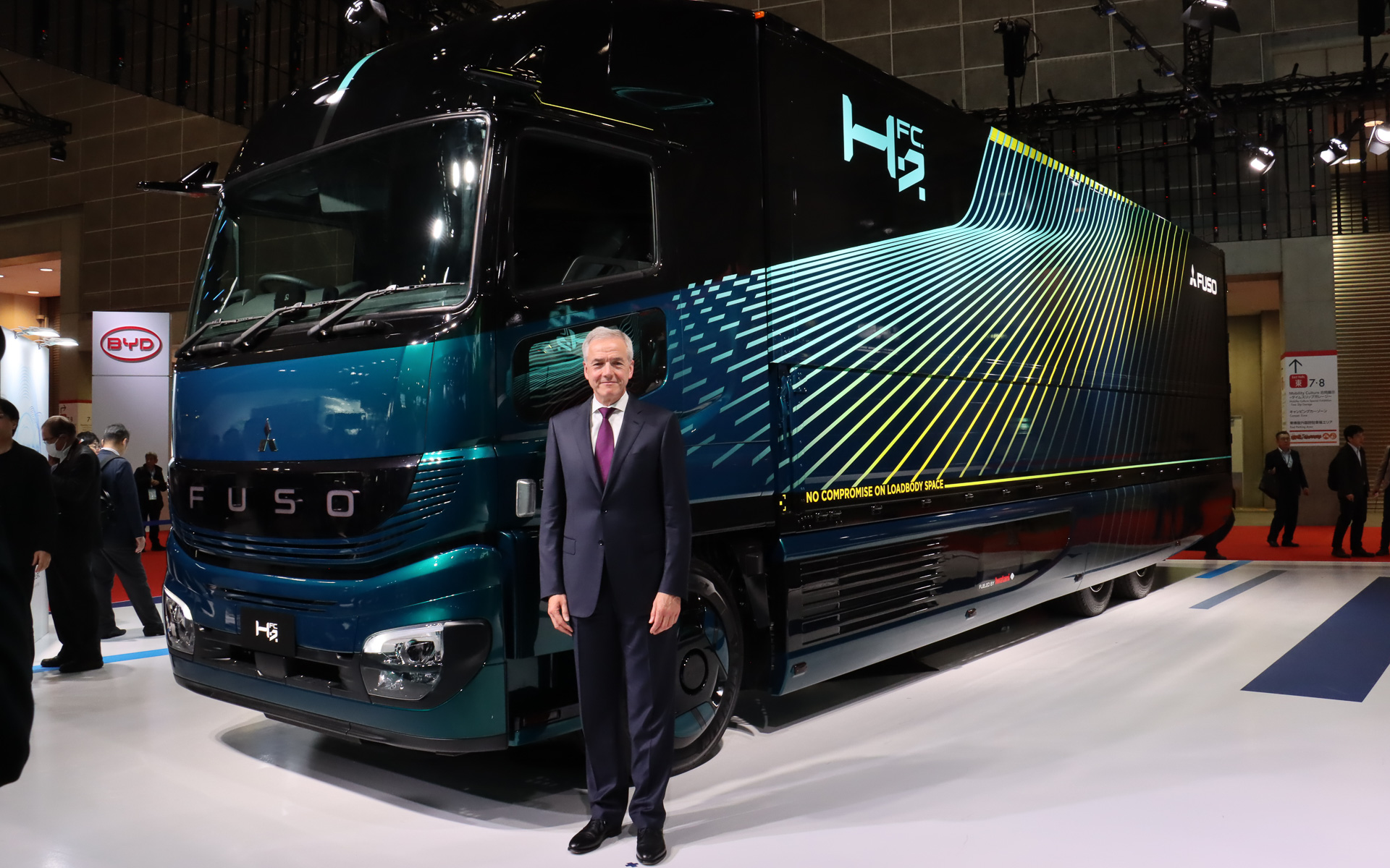 三菱ふそうブースで世界初公開された「H2FC」と三菱ふそうトラック・バス株式会社 代表取締役社長・CEO カール・デッペン氏