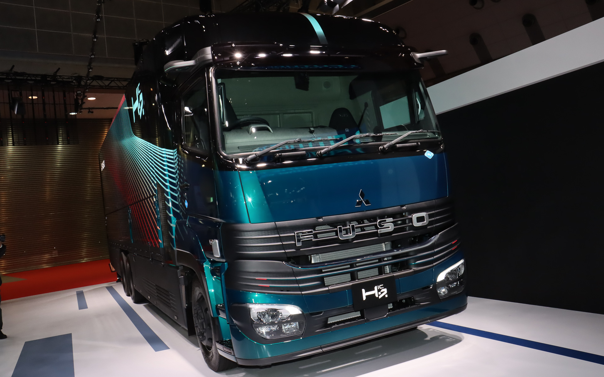 H2ICは三菱ふそうの大型トラック「スーパーグレート」をベース車両として採用