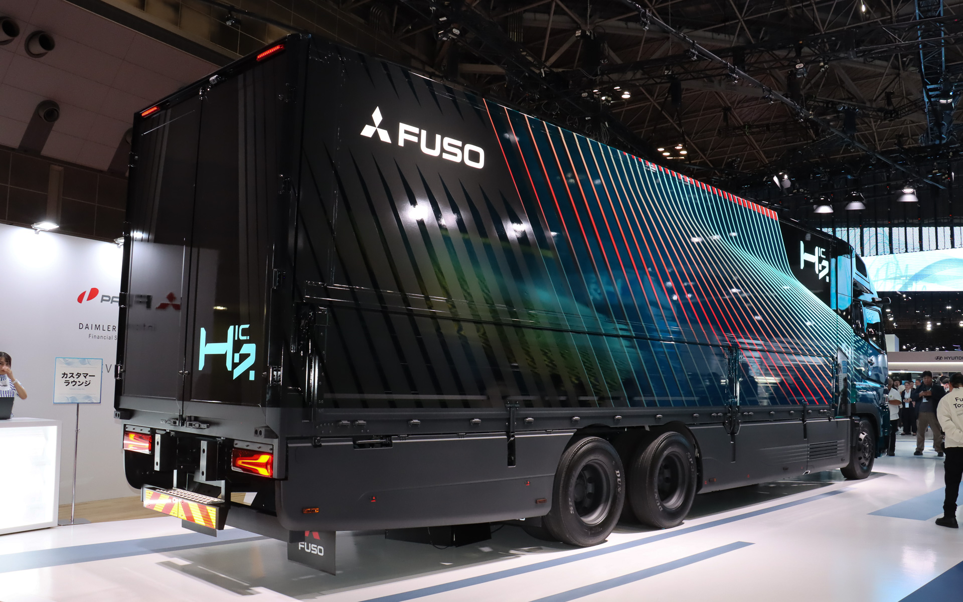 H2ICは三菱ふそうの大型トラック「スーパーグレート」をベース車両として採用