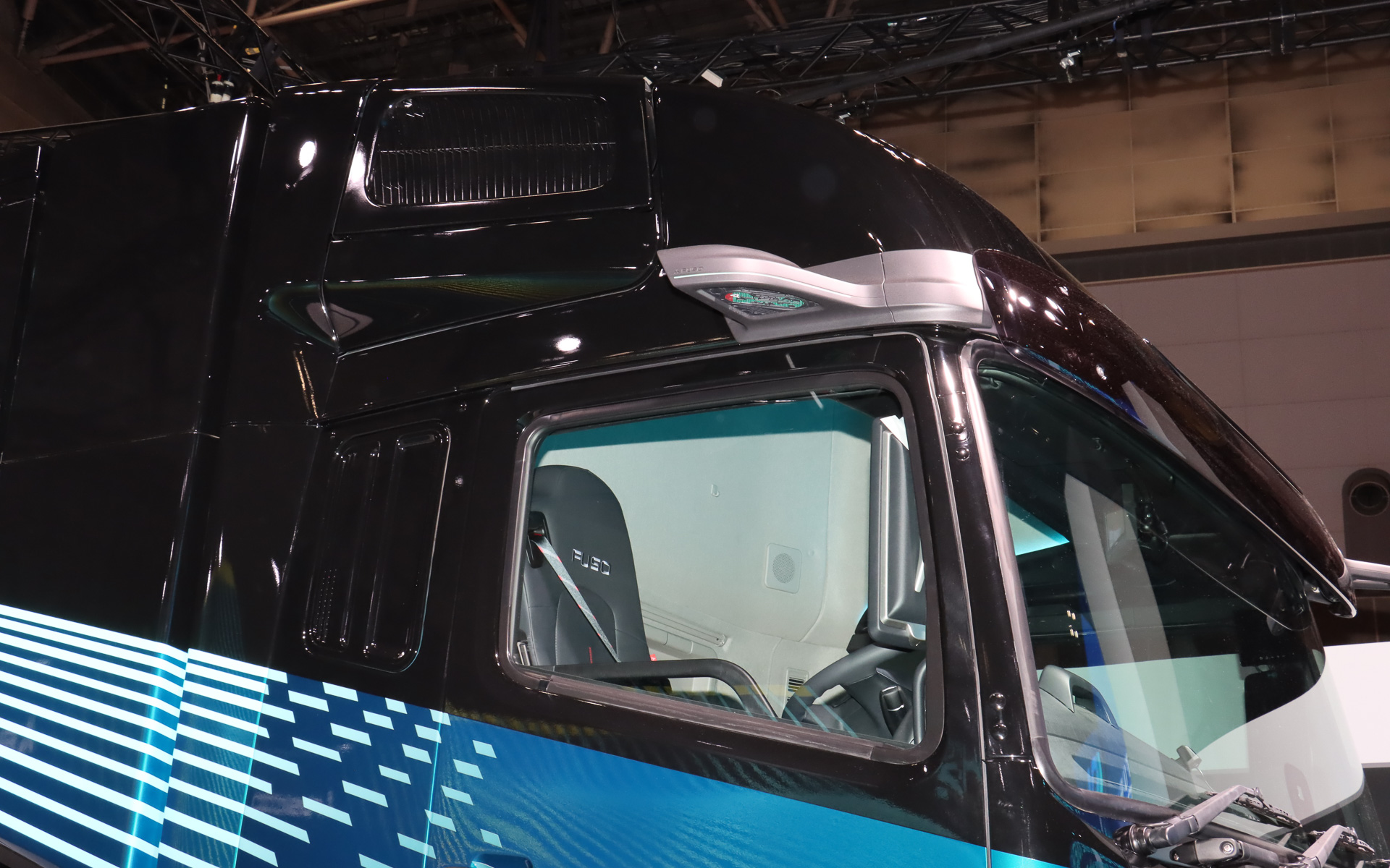 キャビンの高い位置にミラー代わりとなるカメラを搭載。助手席側には前方の死角をカバーする広角カメラを追加している