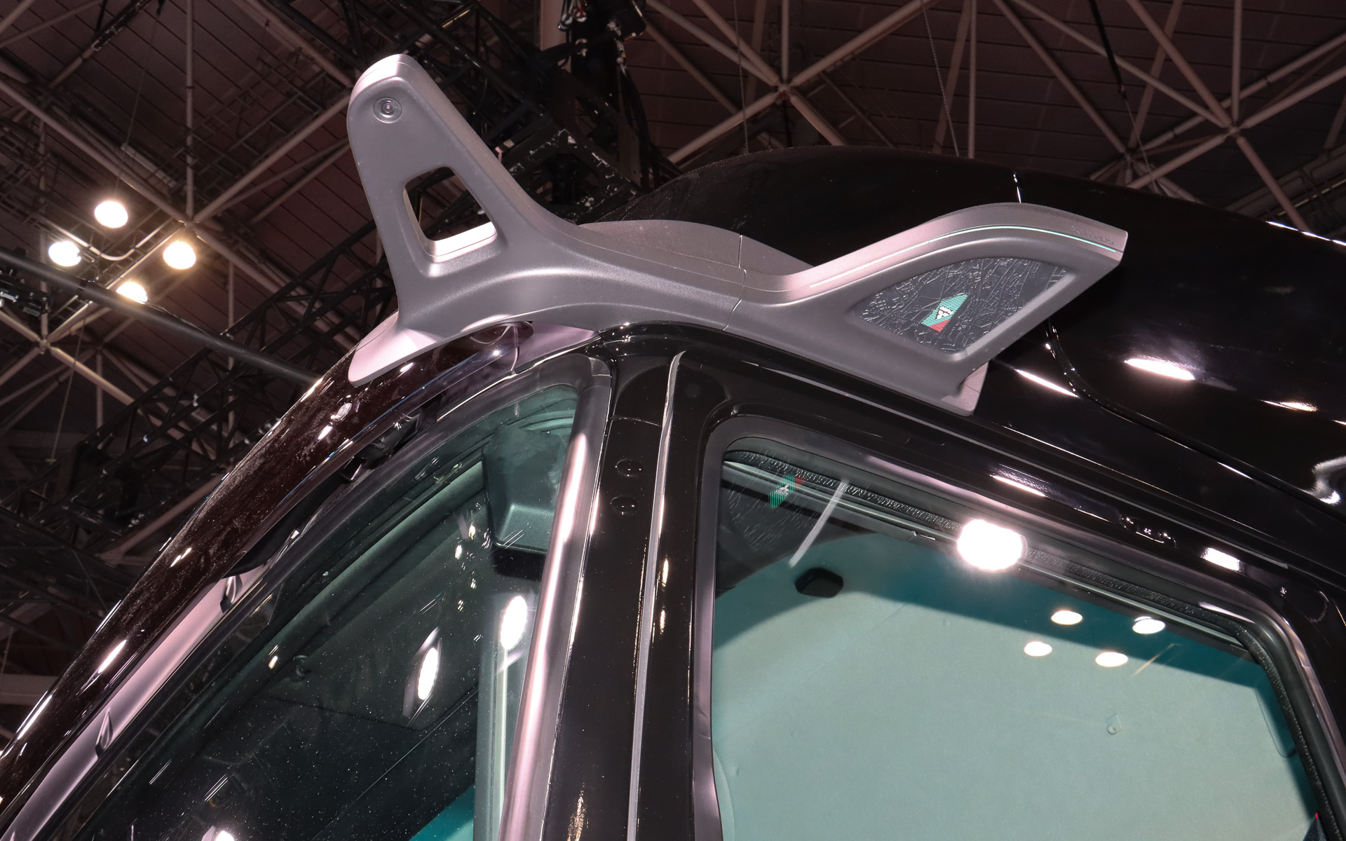 キャビンの高い位置にミラー代わりとなるカメラを搭載。助手席側には前方の死角をカバーする広角カメラを追加している