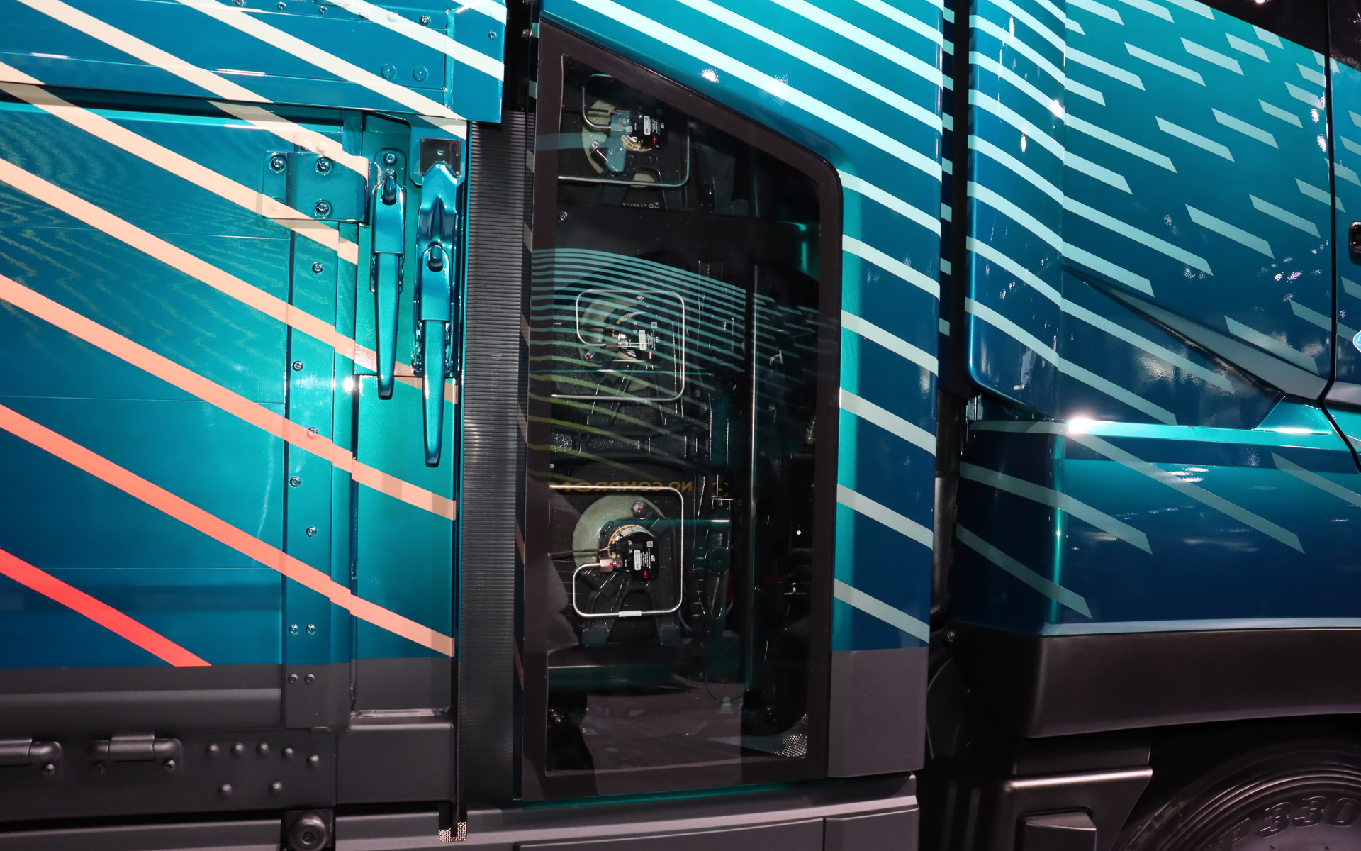 運転席の後方にはクリアパネルが設定され、搭載されている圧縮水素ガスタンクが確認できるようになっている