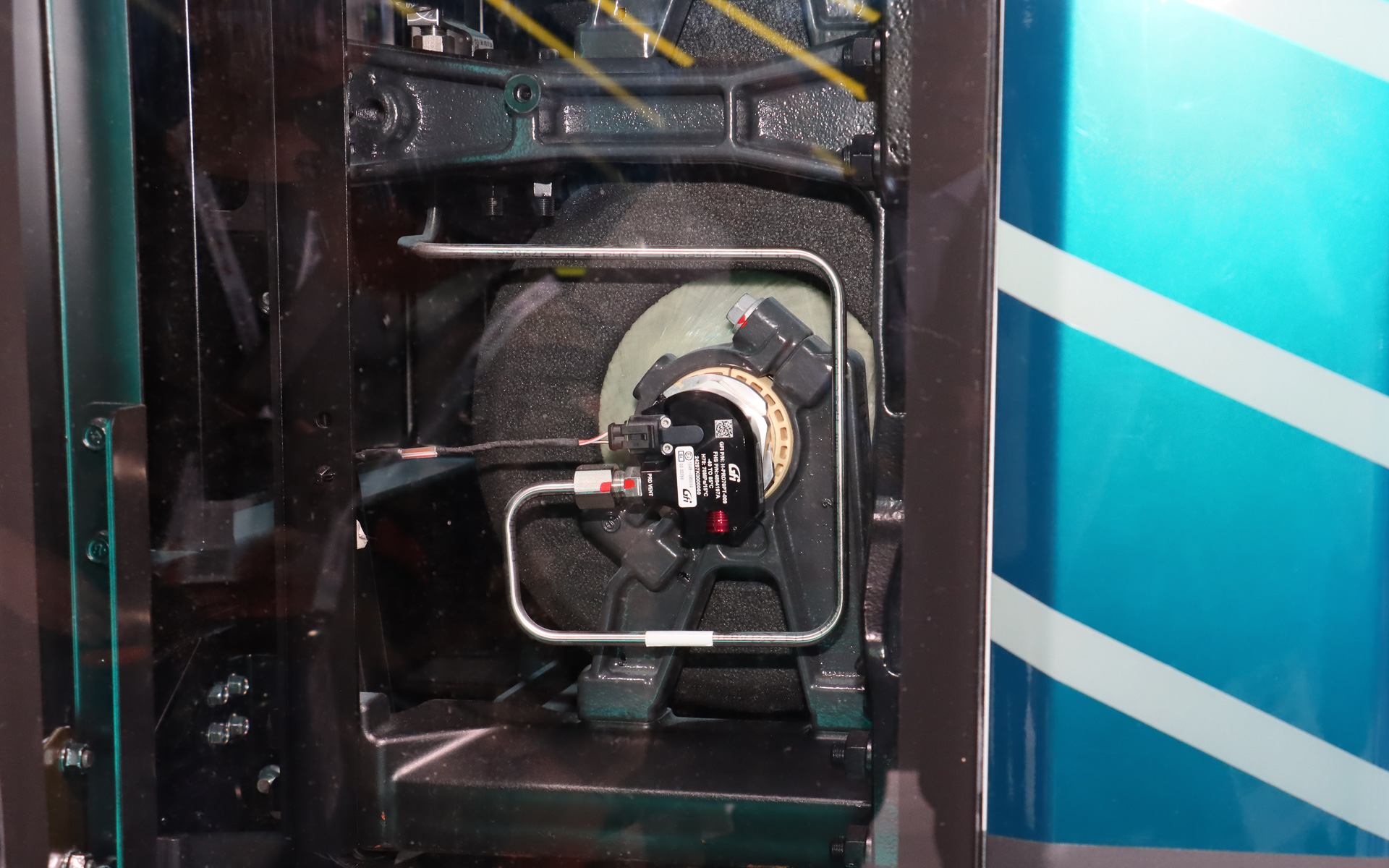 運転席の後方にはクリアパネルが設定され、搭載されている圧縮水素ガスタンクが確認できるようになっている