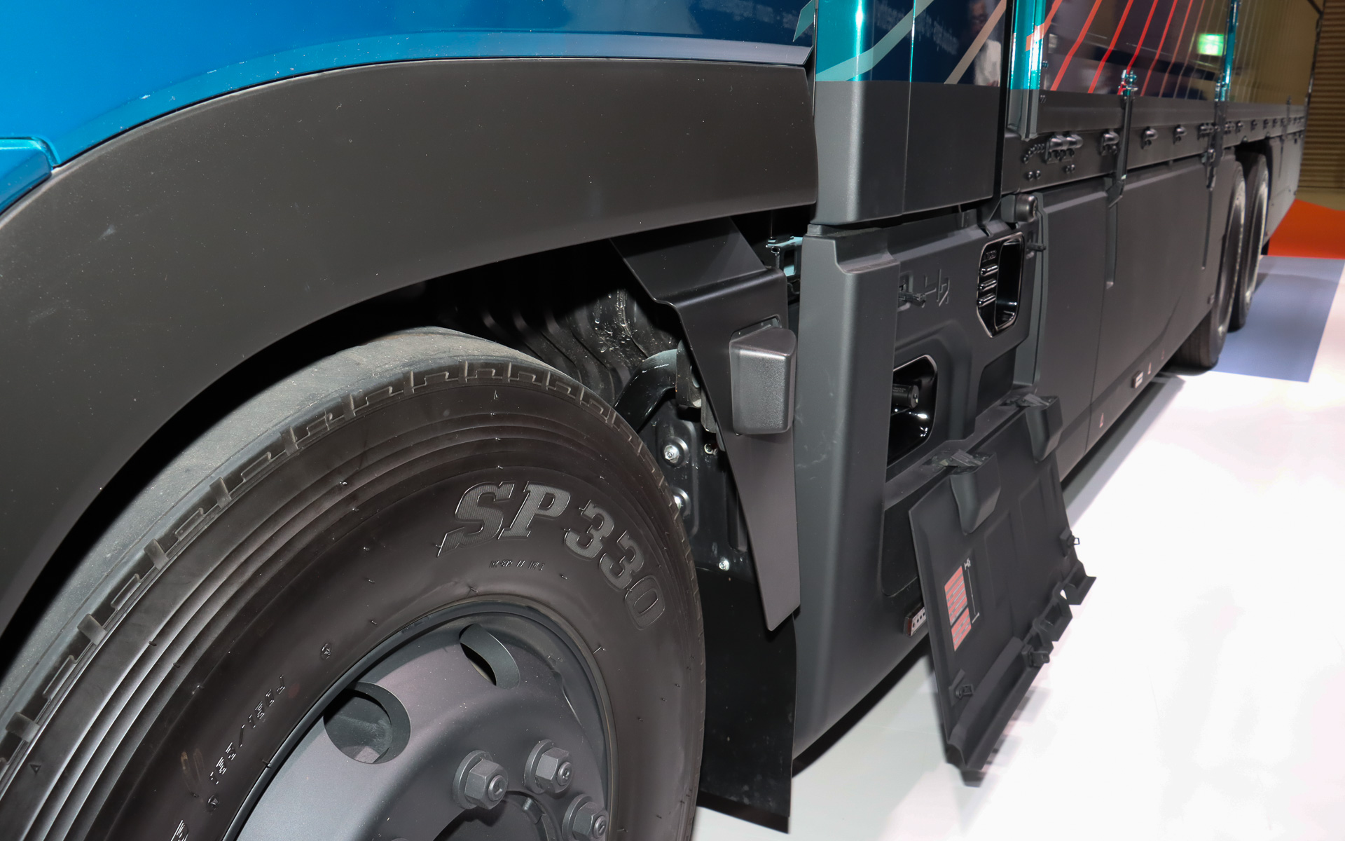 燃料となる水素ガスの充填口は左前輪の後方にレイアウト