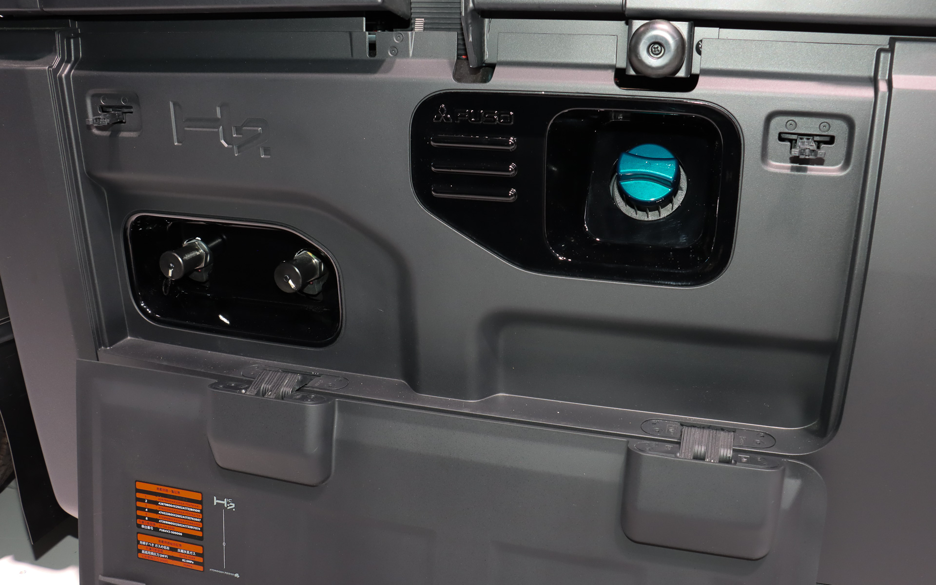 左側にあるのが水素ガスの充填口。右上の青いキャップは「BlueTec」で利用するAdBlue（尿素水）投入口