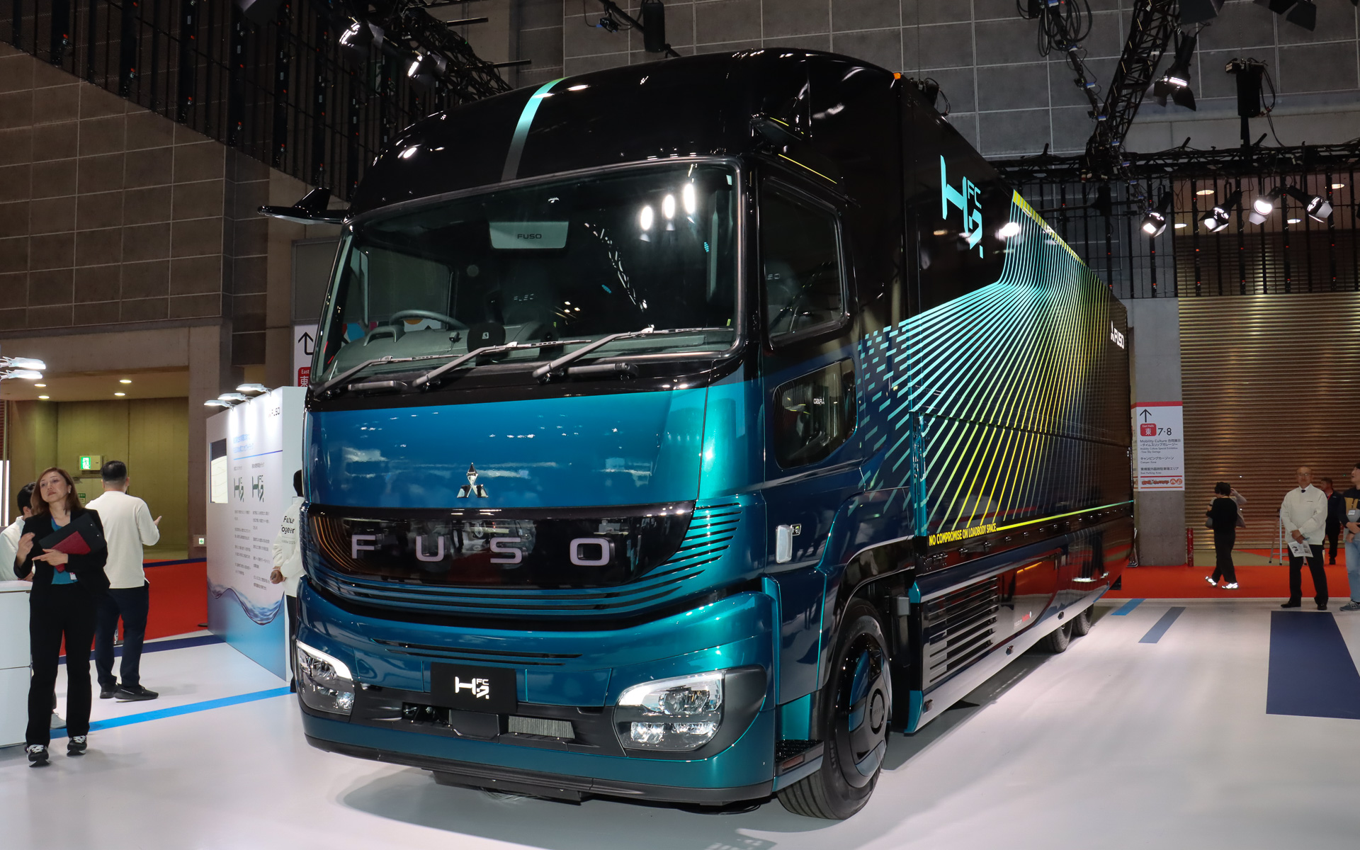 H2FCもH2IC同様に大型トラック・スーパーグレートがベース車両となっている